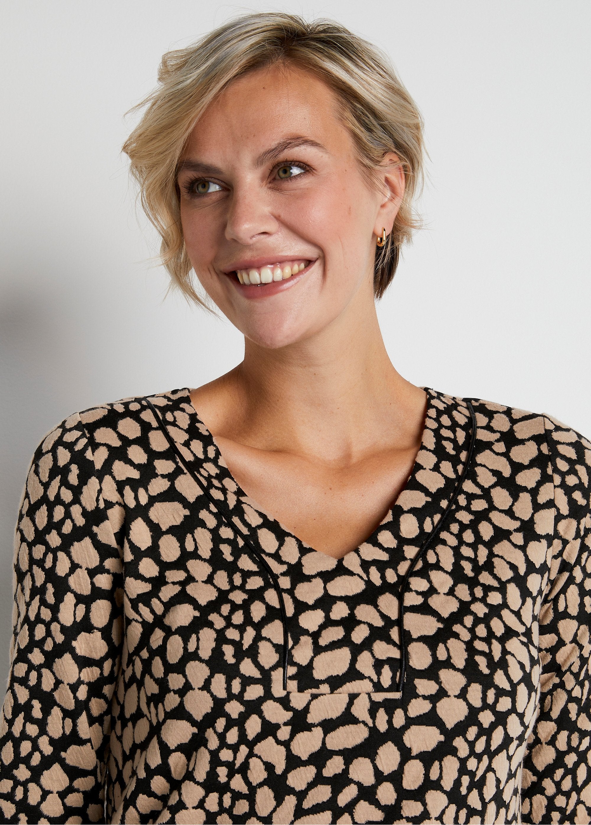 Vestido_corto_holgado_jacquard_bicolor_Negro_y_beige_DE1_slim