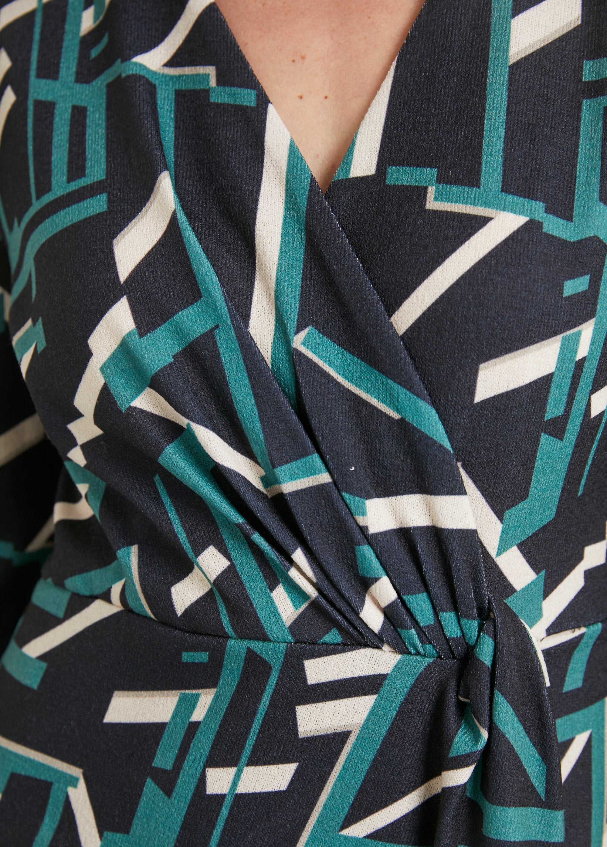 Vestido_corto_con_estampado_gráfico_Negro_y_verde_DE3_slim