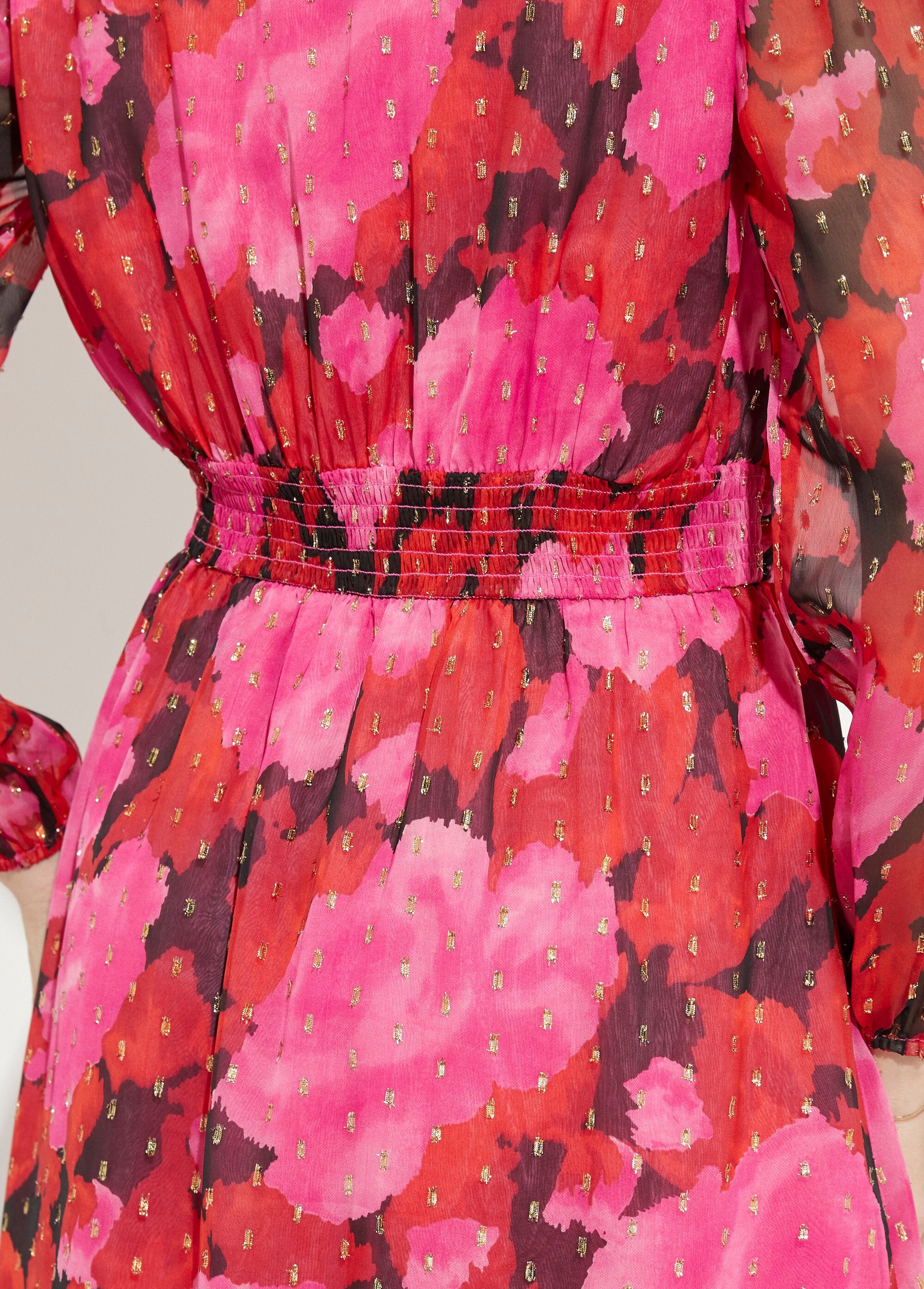 Vestido_corto_cruzado_con_voile_estampado_dorado_rojo_y_negro_DE2_slim