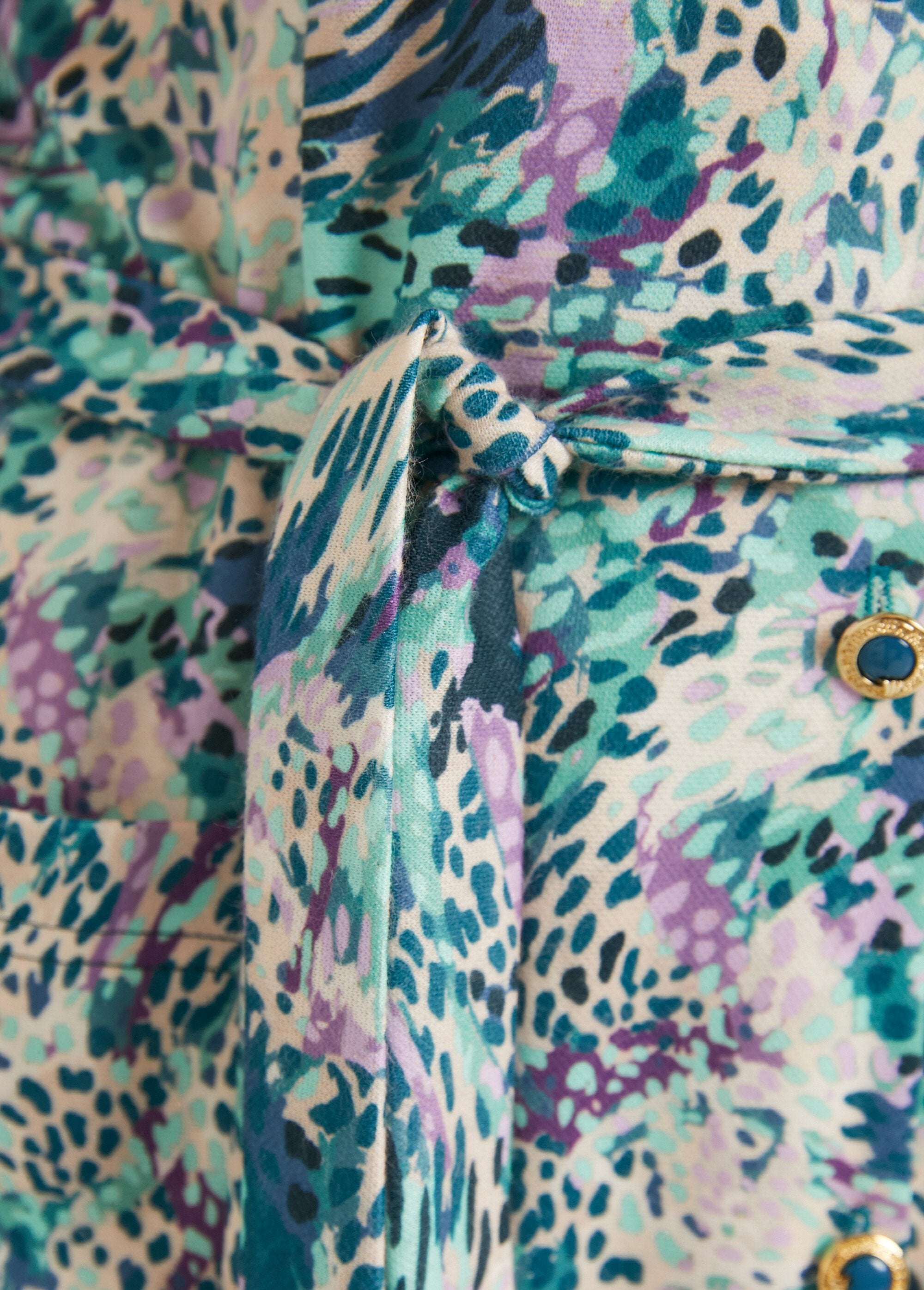 Vestido_camisero_estampado_con_cuello_sastre_de_largo_medio_verde_y_rosa_DE4_slim