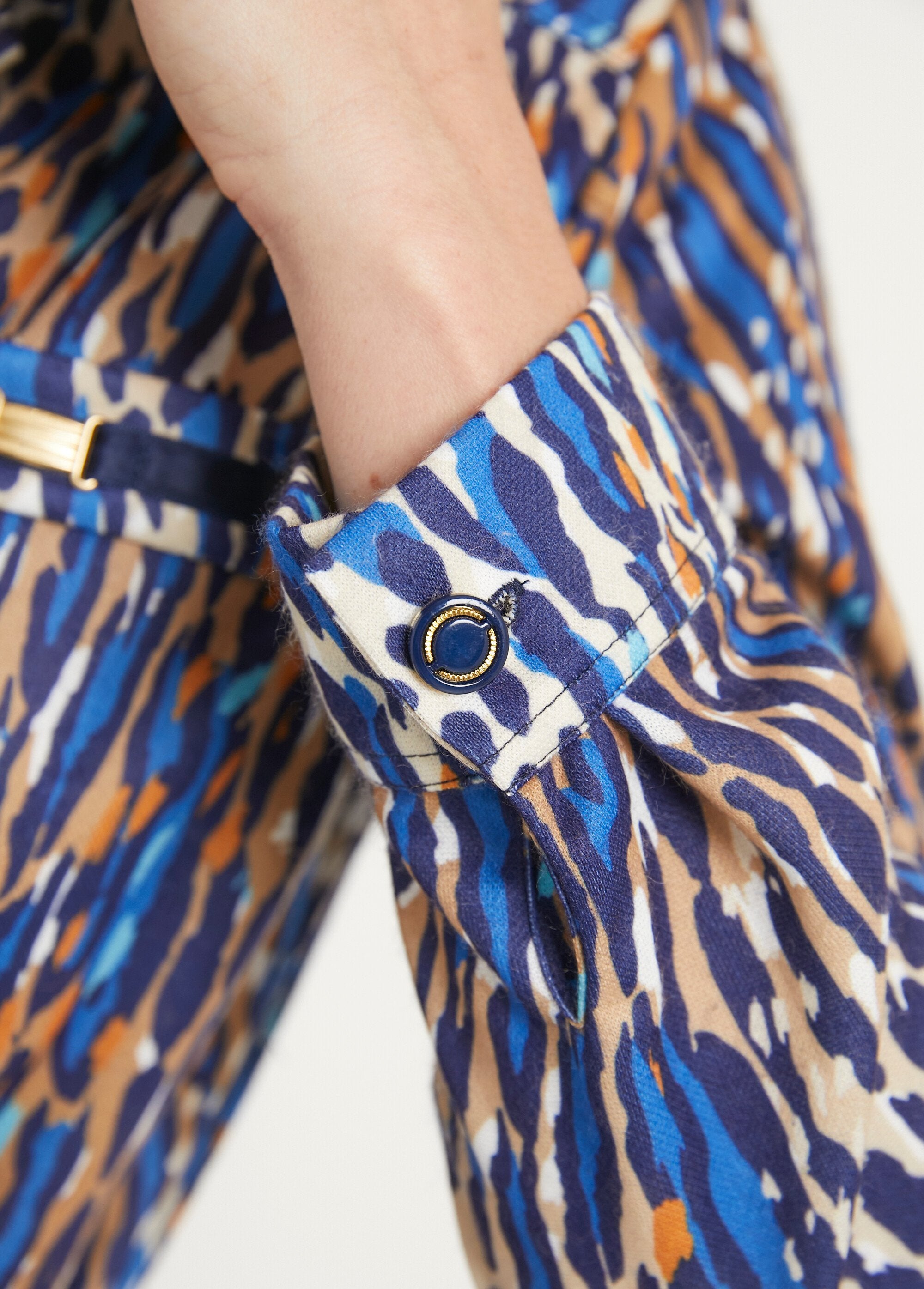 Vestido_blusón_midi_con_estampado_de_leopardo_Azul_marino_y_camello_DE5_slim