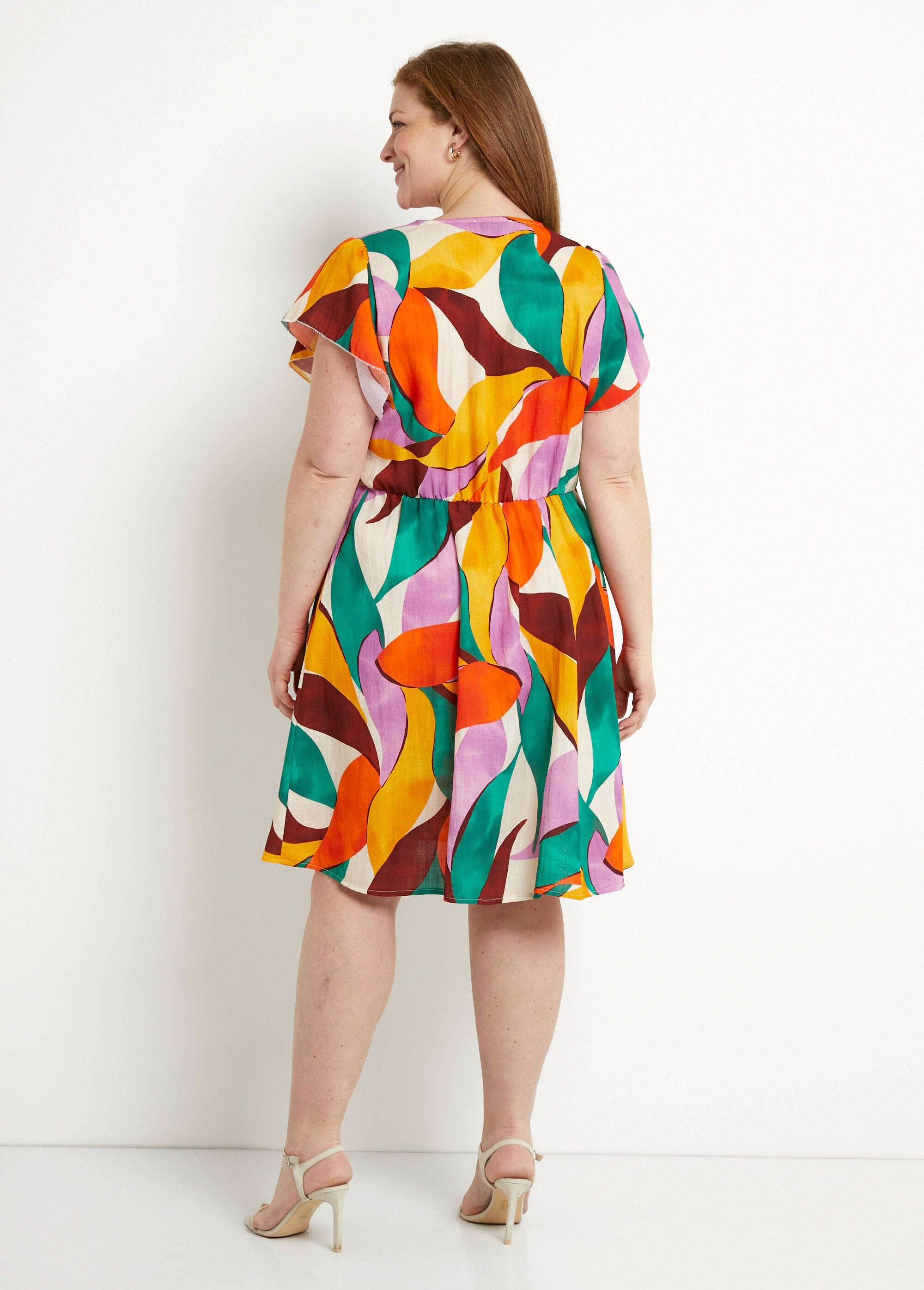 Vestido_corto_efecto_lino_con_estampado_floral_y_cuello_de_pico_naranja_y_verde_DO1_curvy