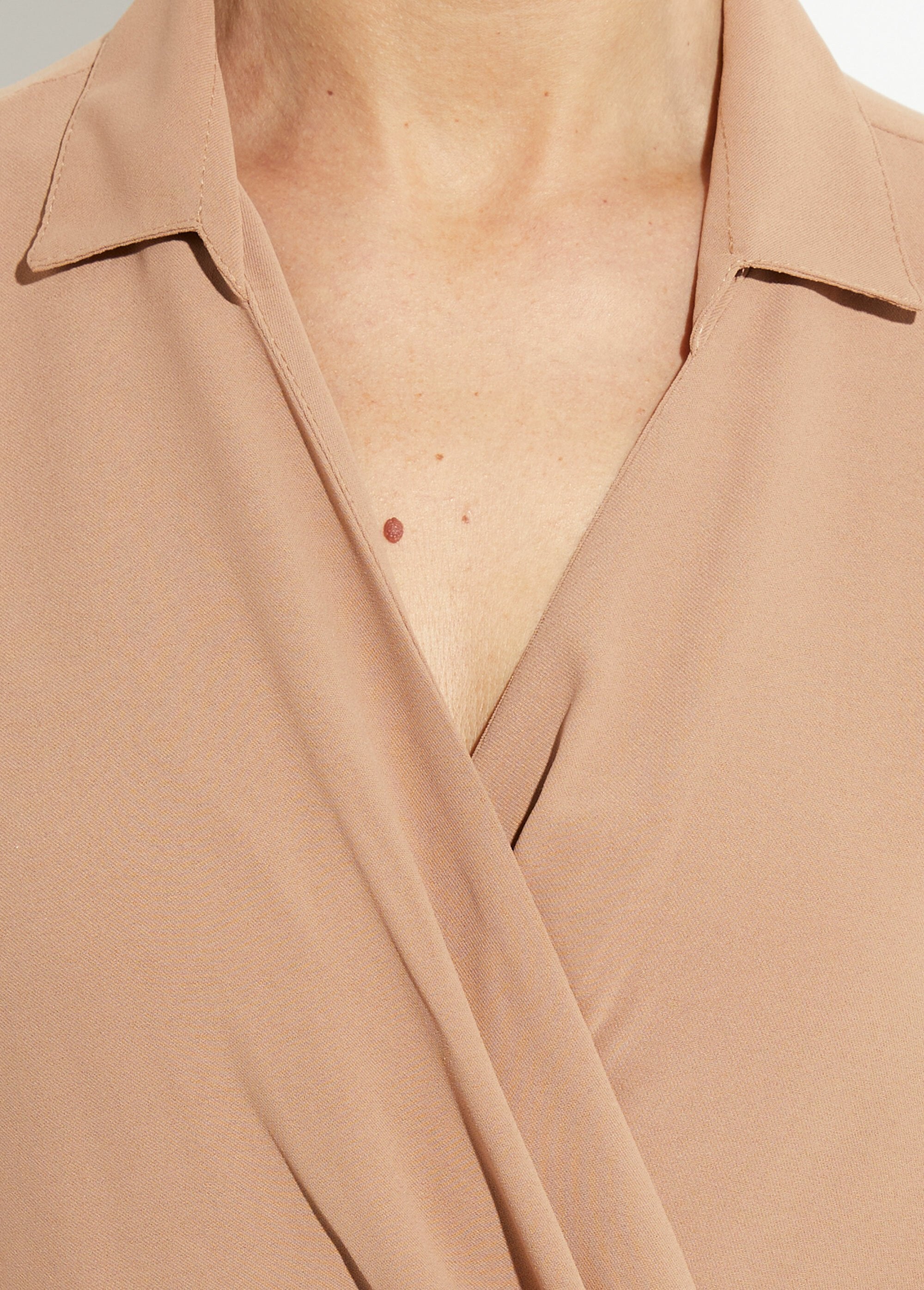 Robe_col_V_manches_courtes,_Essentiel_Camel_DE1_slim