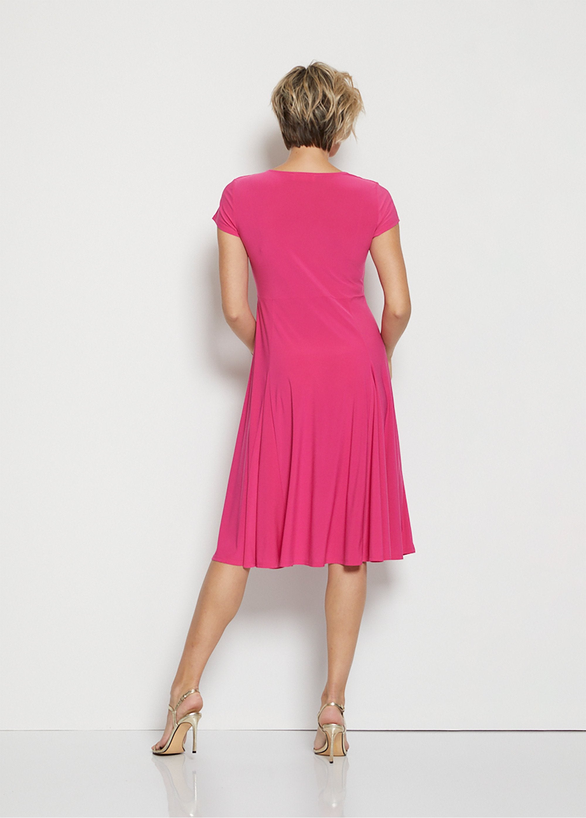 Vestido_midi_acampanado_con_cuello_en_V_fucsia_liso_DO1_slim