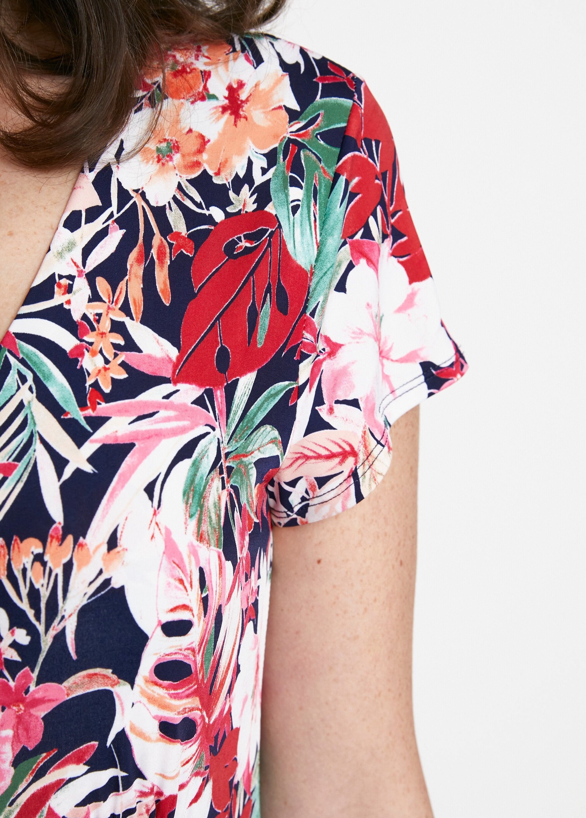 Vestido_midi_acampanado_con_cuello_en_V_Estampado_fucsia_DE2_slim