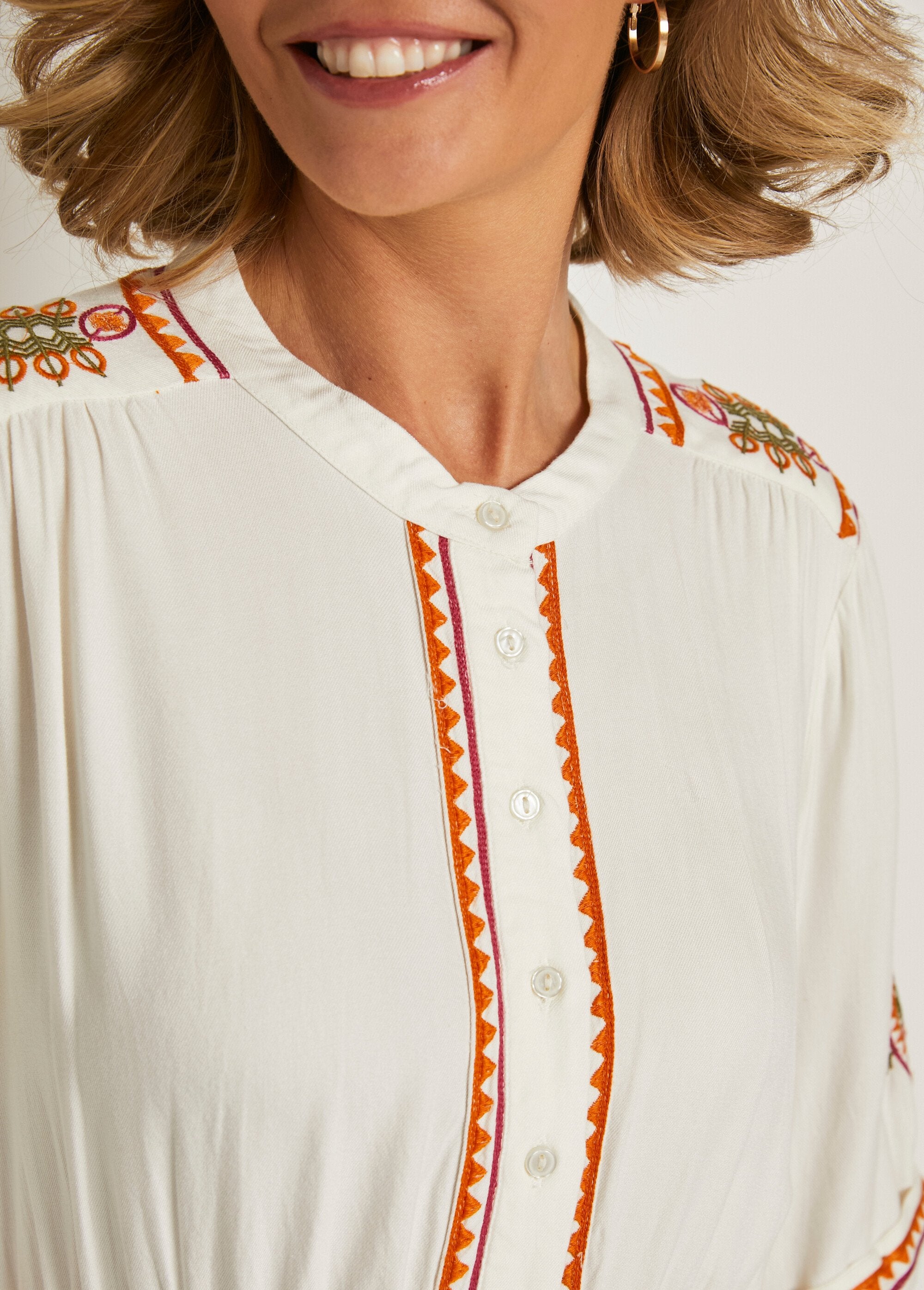 Vestido_corto_bordado_con_botones_Crudo_DE6_slim