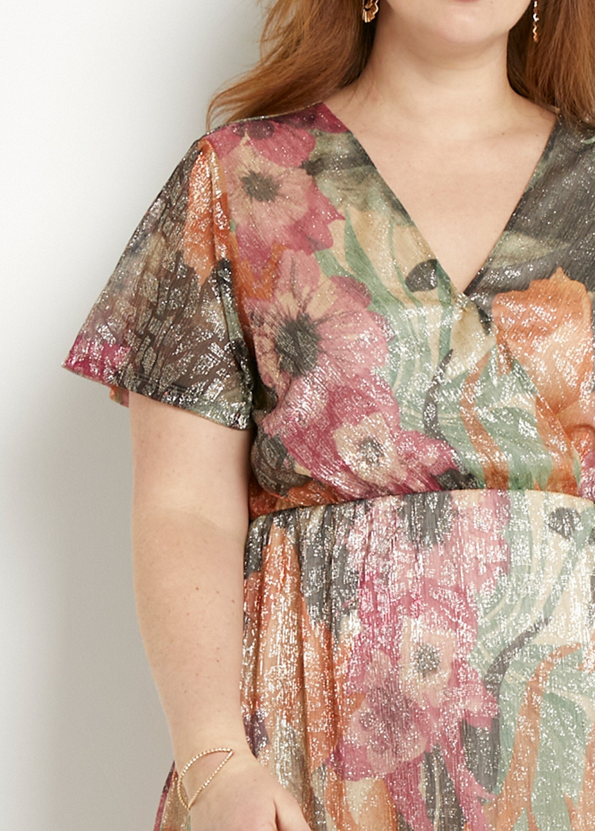 Vestido_corto_cruzado_con_estampado_floral_brillante_Multicolor_DE1_curvy