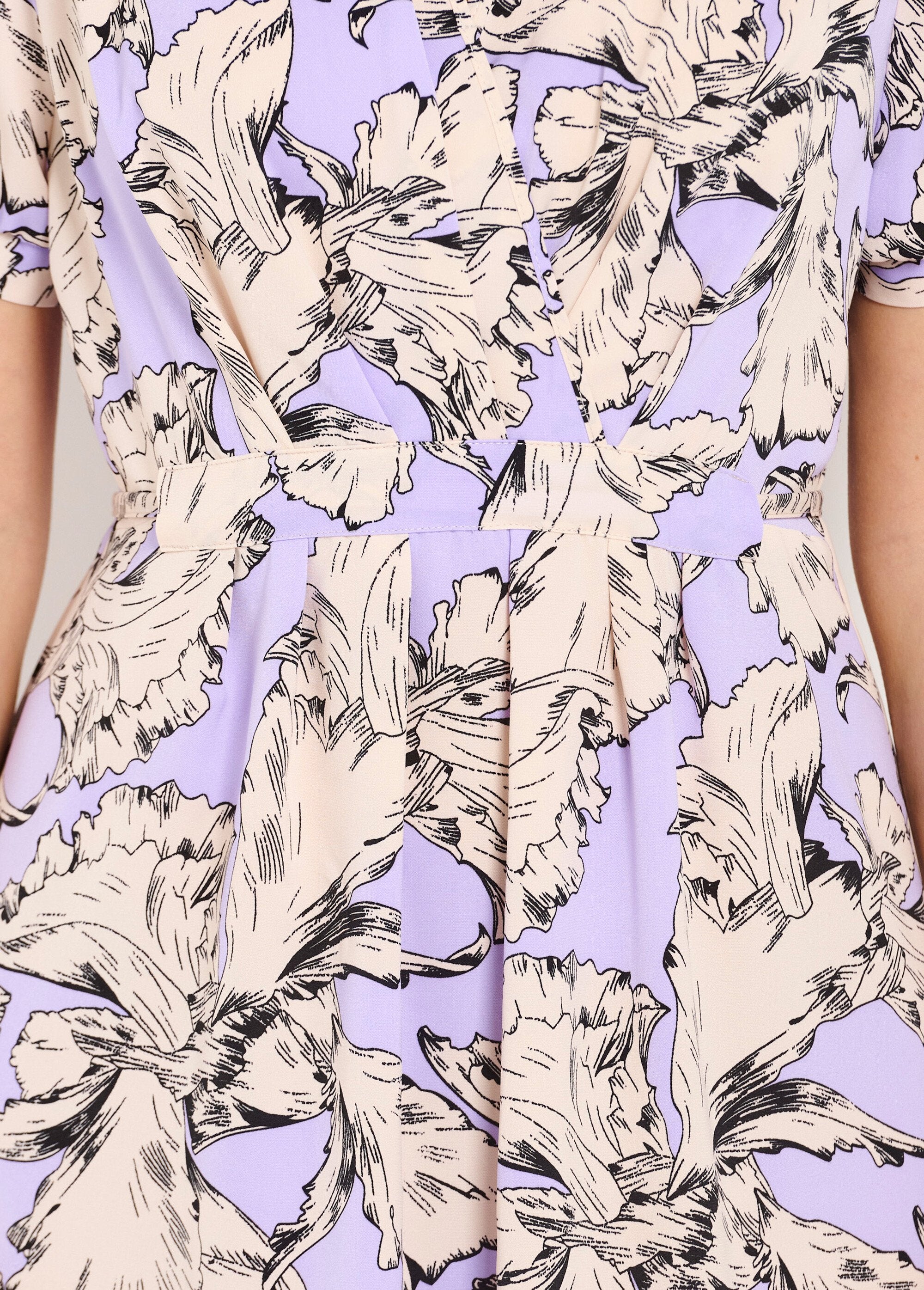 Vestido_corto_fluido_cruzado_con_estampado_gráfico_morado_y_blanco_DE1_slim