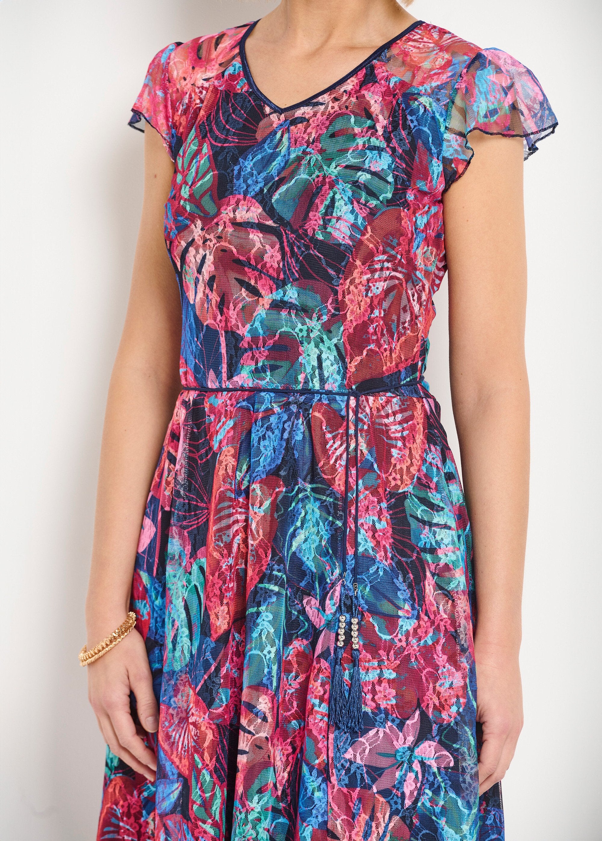 Vestido_corto_de_escote_en_V_con_encaje_estampado_Multicolor_DE1_slim