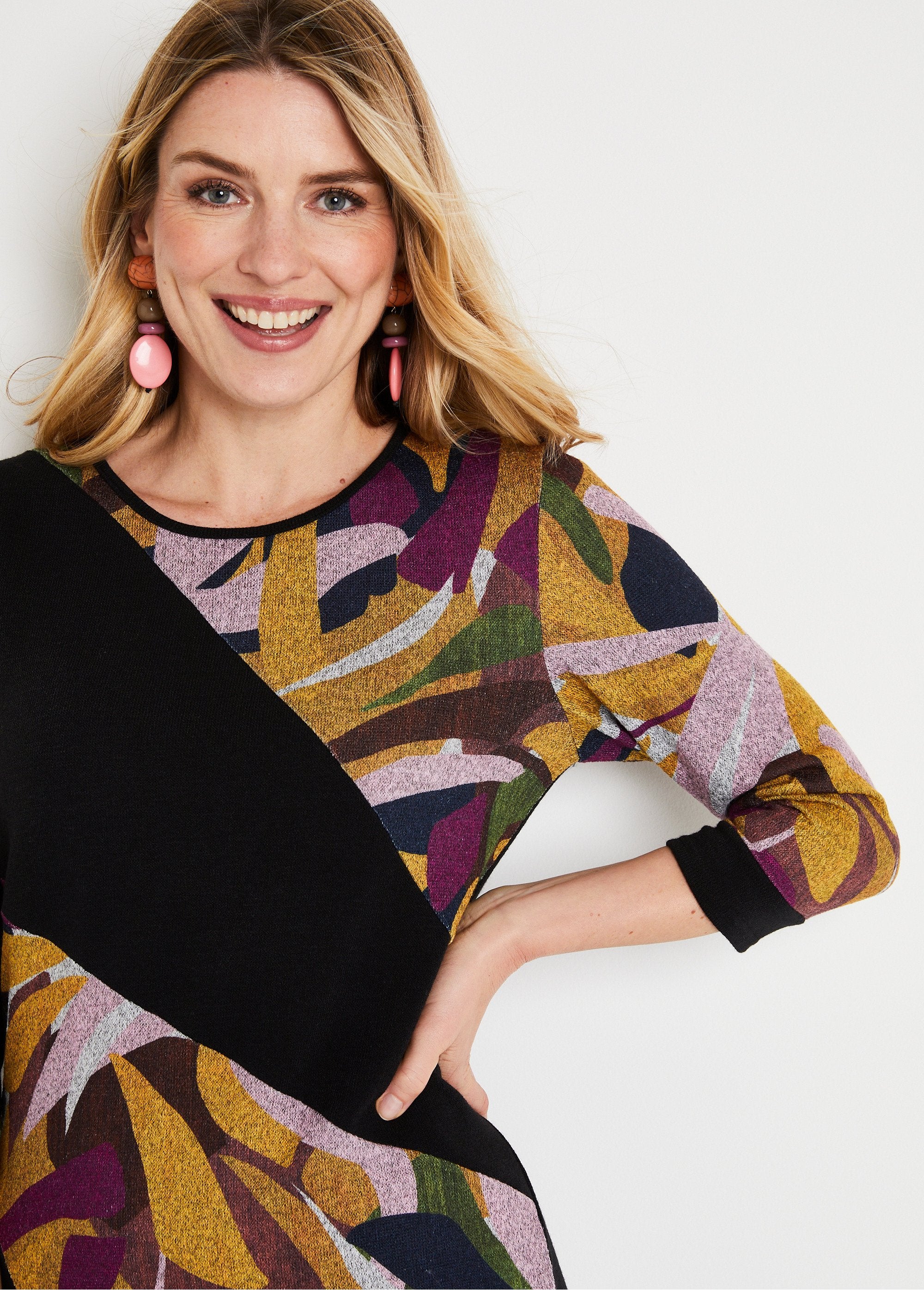 Vestido_corto_recto_de_cálido_punto_gráfico_Negro_y_rosa_DE1_slim