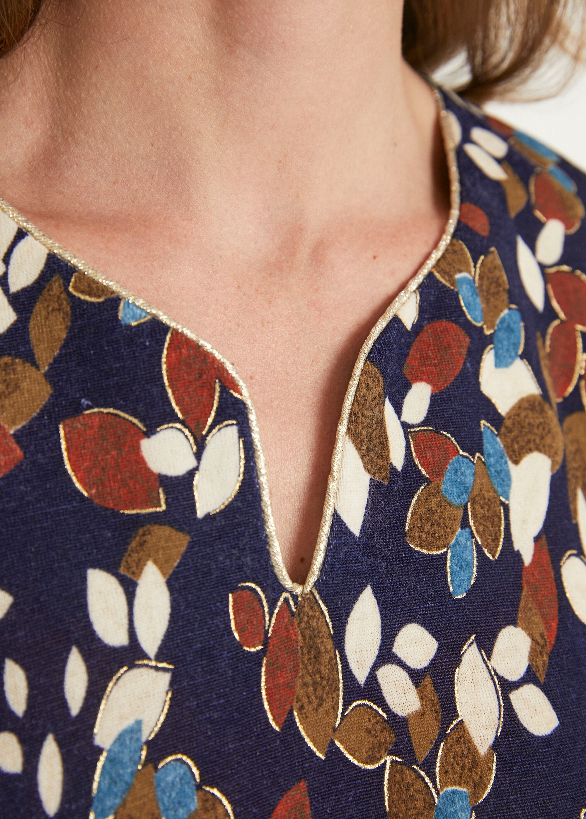 Vestido_corto_acampanado_en_cálidas_sábanas_de_punto_Azul_y_crudo_DE2_slim