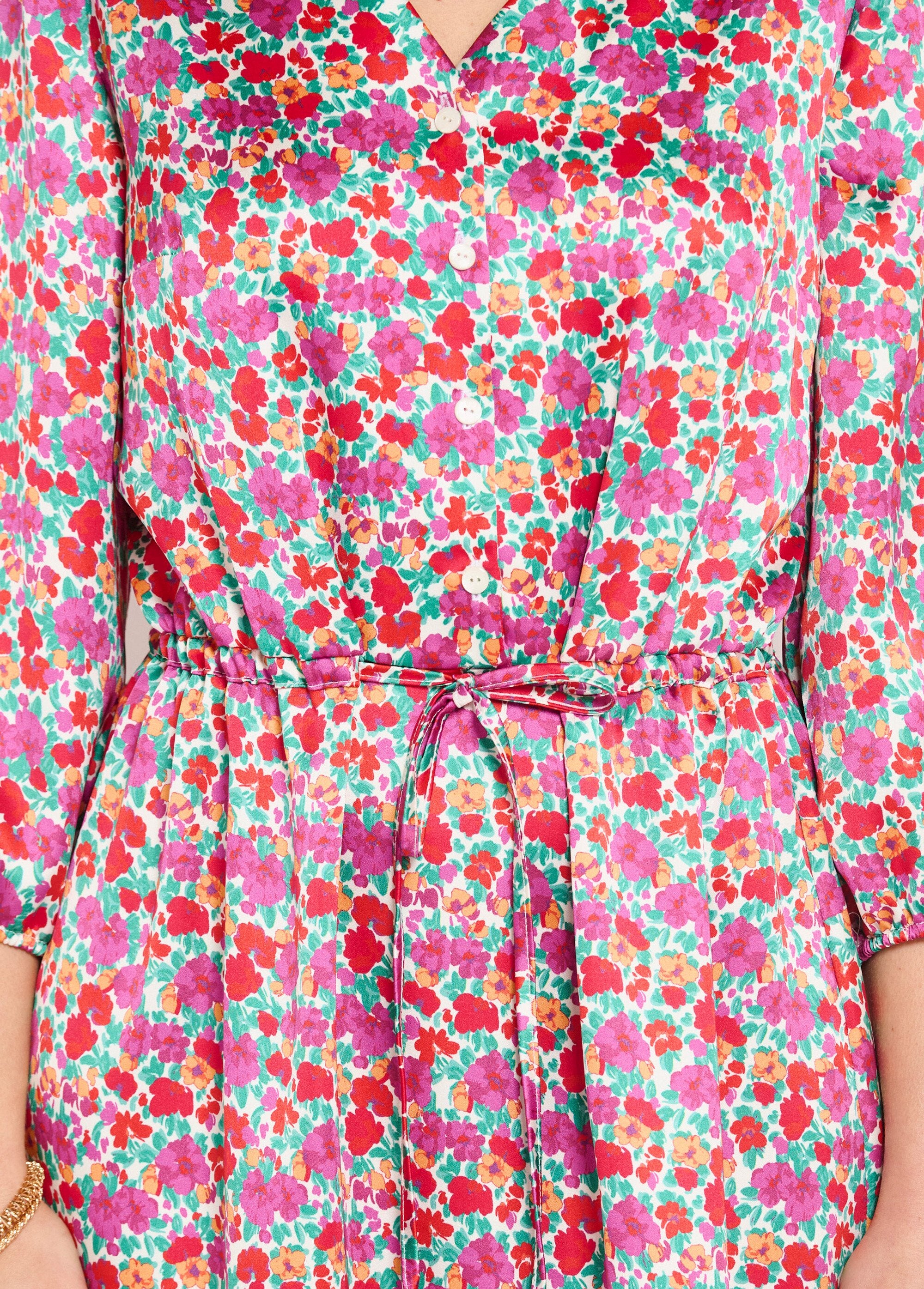 Vestido_corto_evasé_de_raso_floral_con_cuello_de_pico_y_botones_Multicolor_DE2_slim