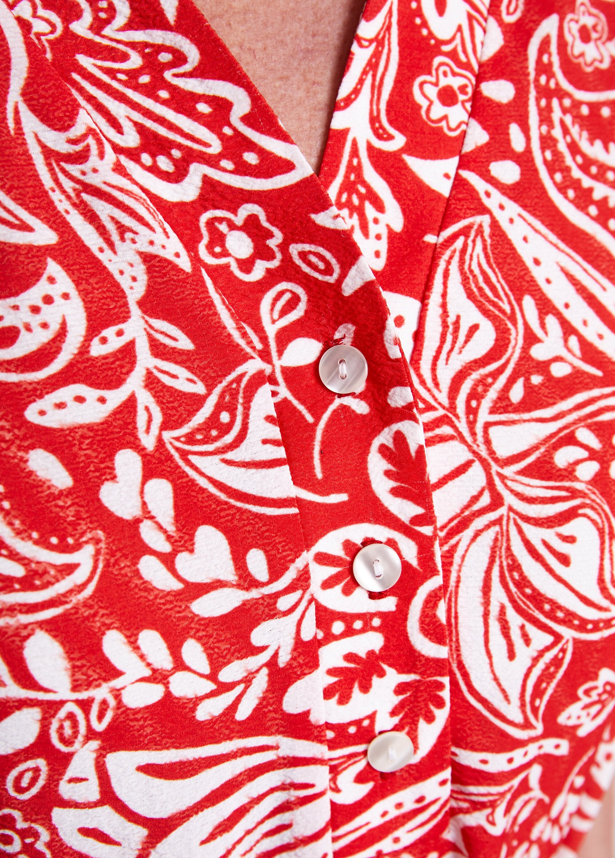 Vestido_corto_en_tejido_bicolor_gofrado_rojo_y_blanco_DE3_slim