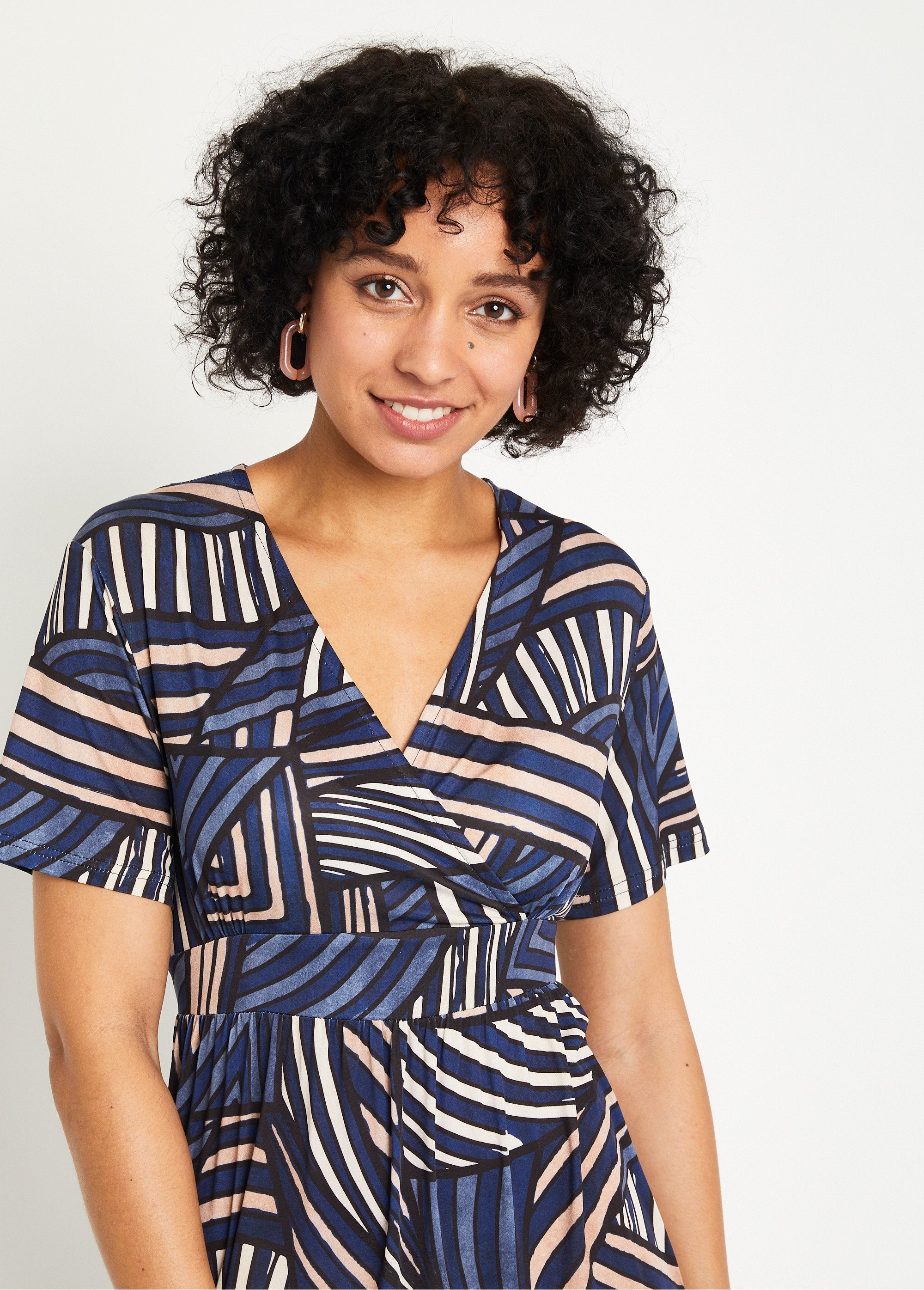 Vestido_corto_recto_cruzado_con_gráfico_azul_beige_DE1_slim