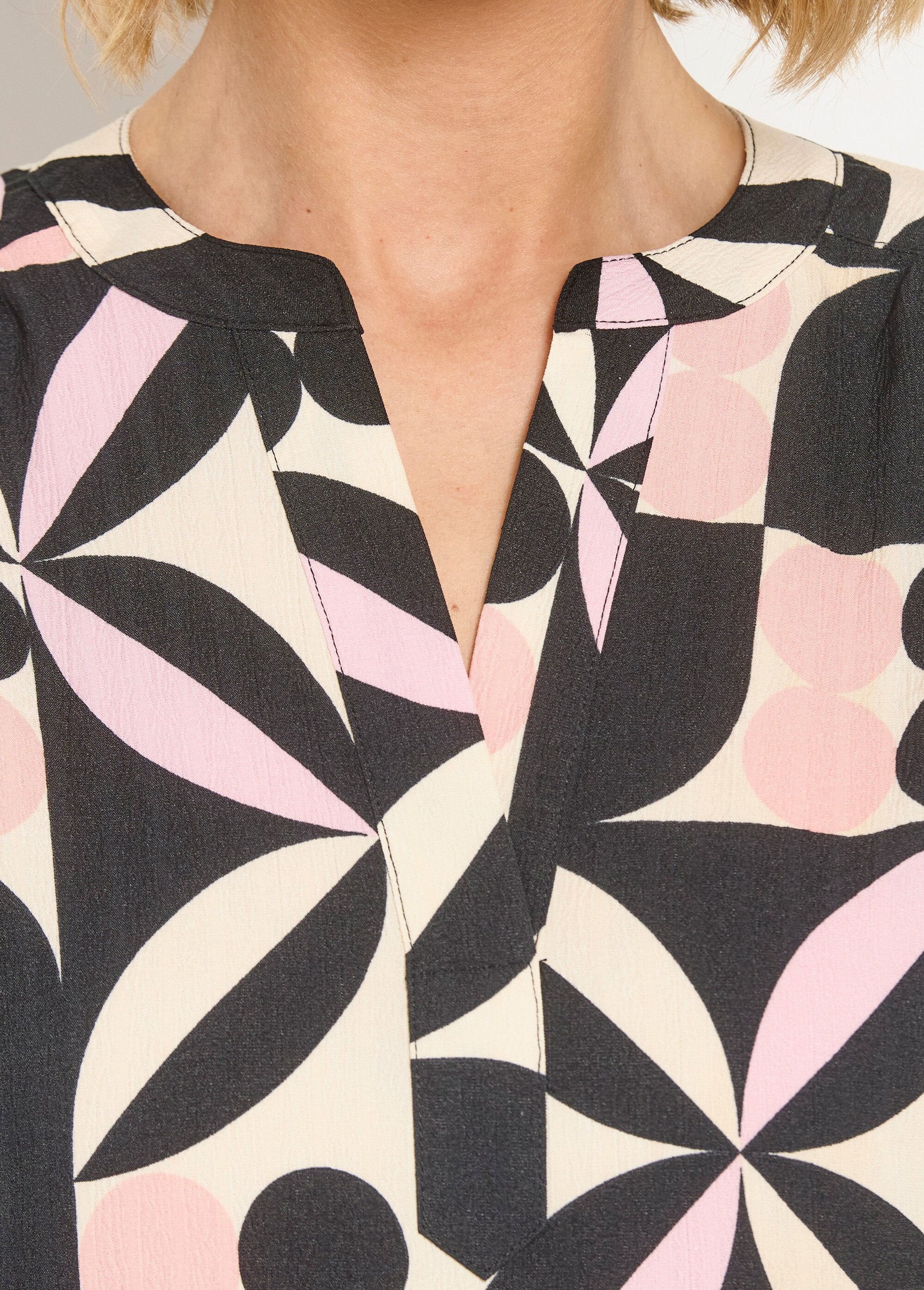 Vestido_corto_recto_con_manga_3/4_y_estampado_gráfico._Negro_y_rosa_DE1_slim