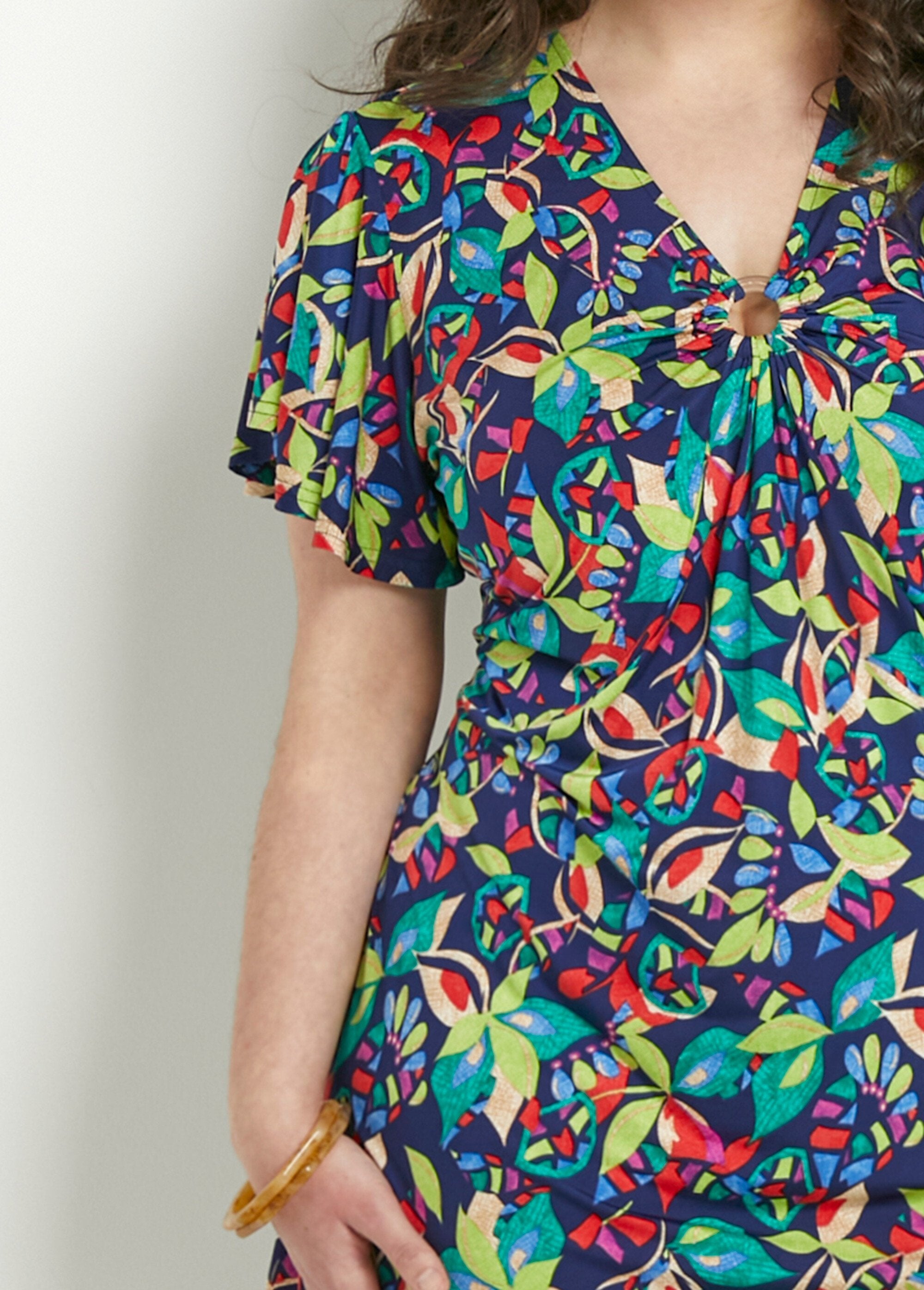 Vestido_corto_evasé_con_estampado_multicolor_Estampado_azul_marino_DE1_curvy