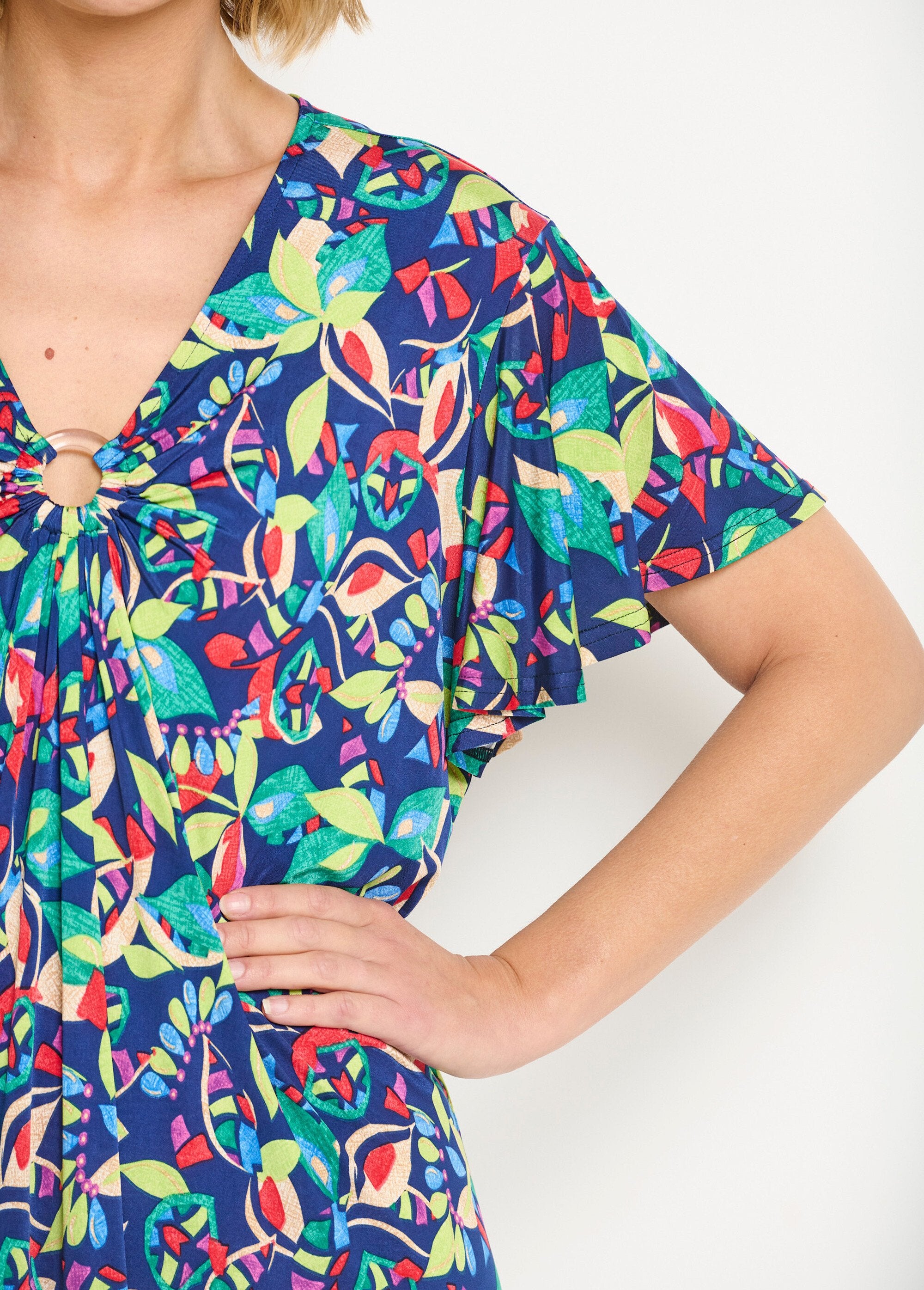 Vestido_corto_evasé_con_estampado_multicolor_Estampado_azul_marino_DE2_slim