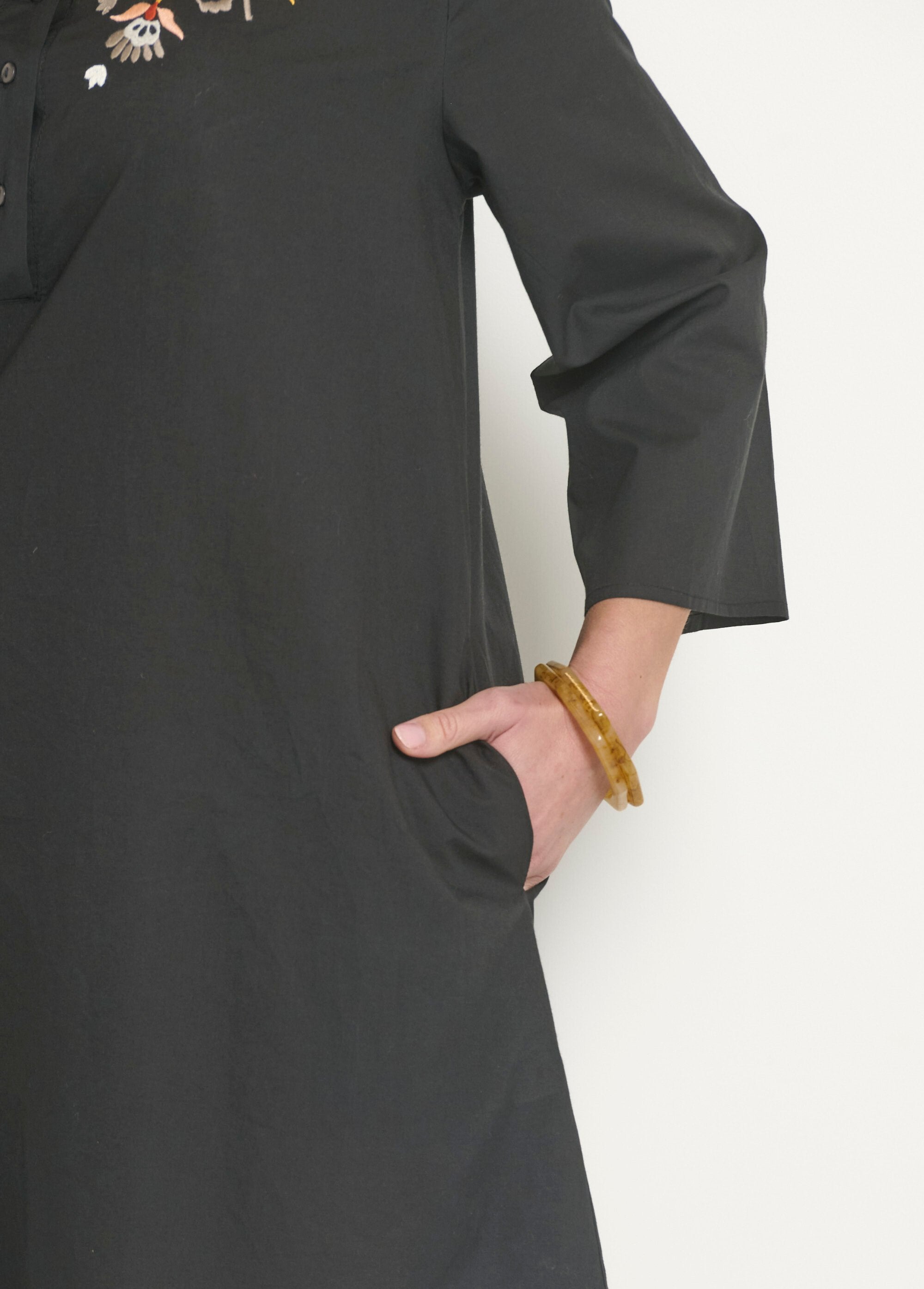 Vestido_cubrebocas_con_mangas_3/4_y_bordados_de_colores._Negro_DE2_slim