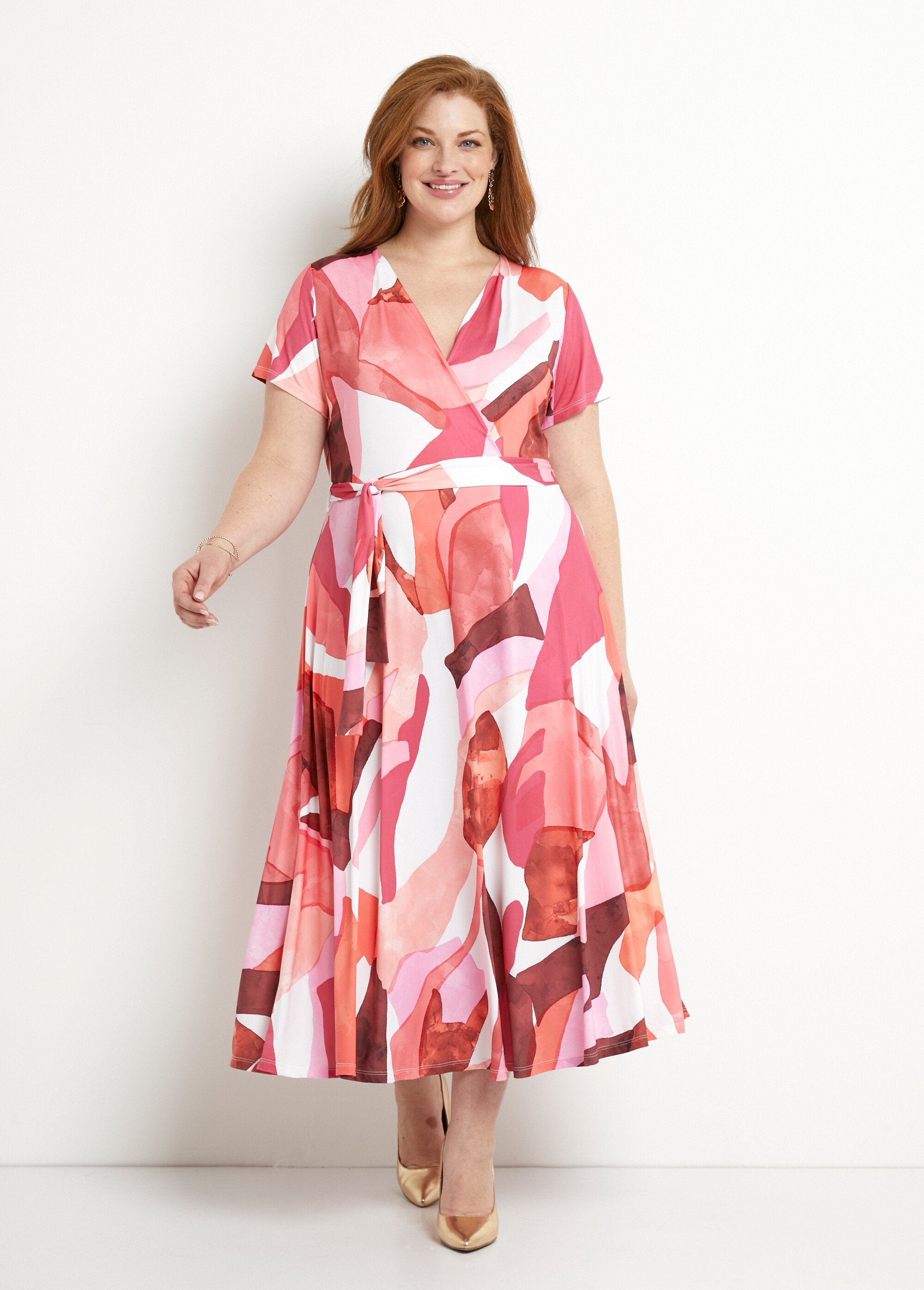 Vestido_largo_cruzado_estampado_con_cinturón_rosa_y_naranja_FA1_curvy