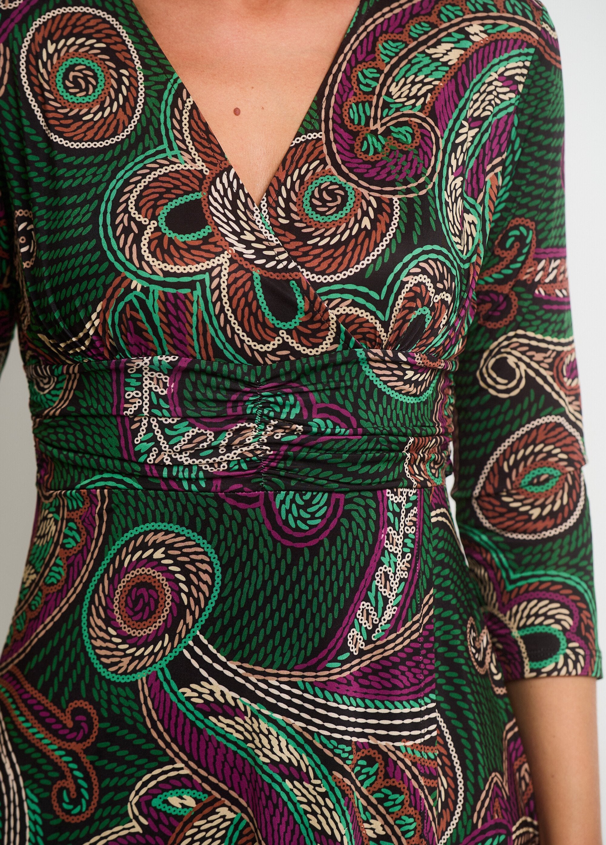 Vestido_drapeado_de_malla_rosa_y_verde_DE2_slim