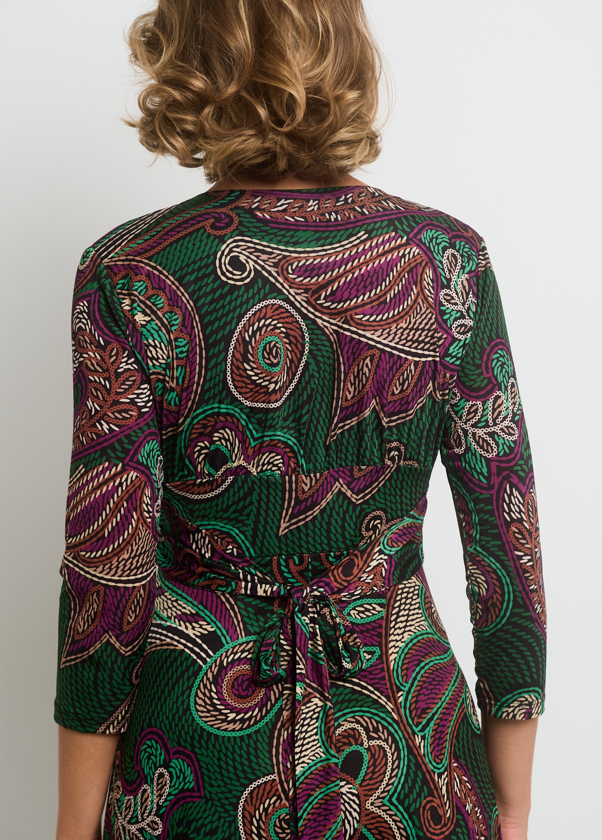 Vestido_drapeado_de_malla_rosa_y_verde_DO2_slim