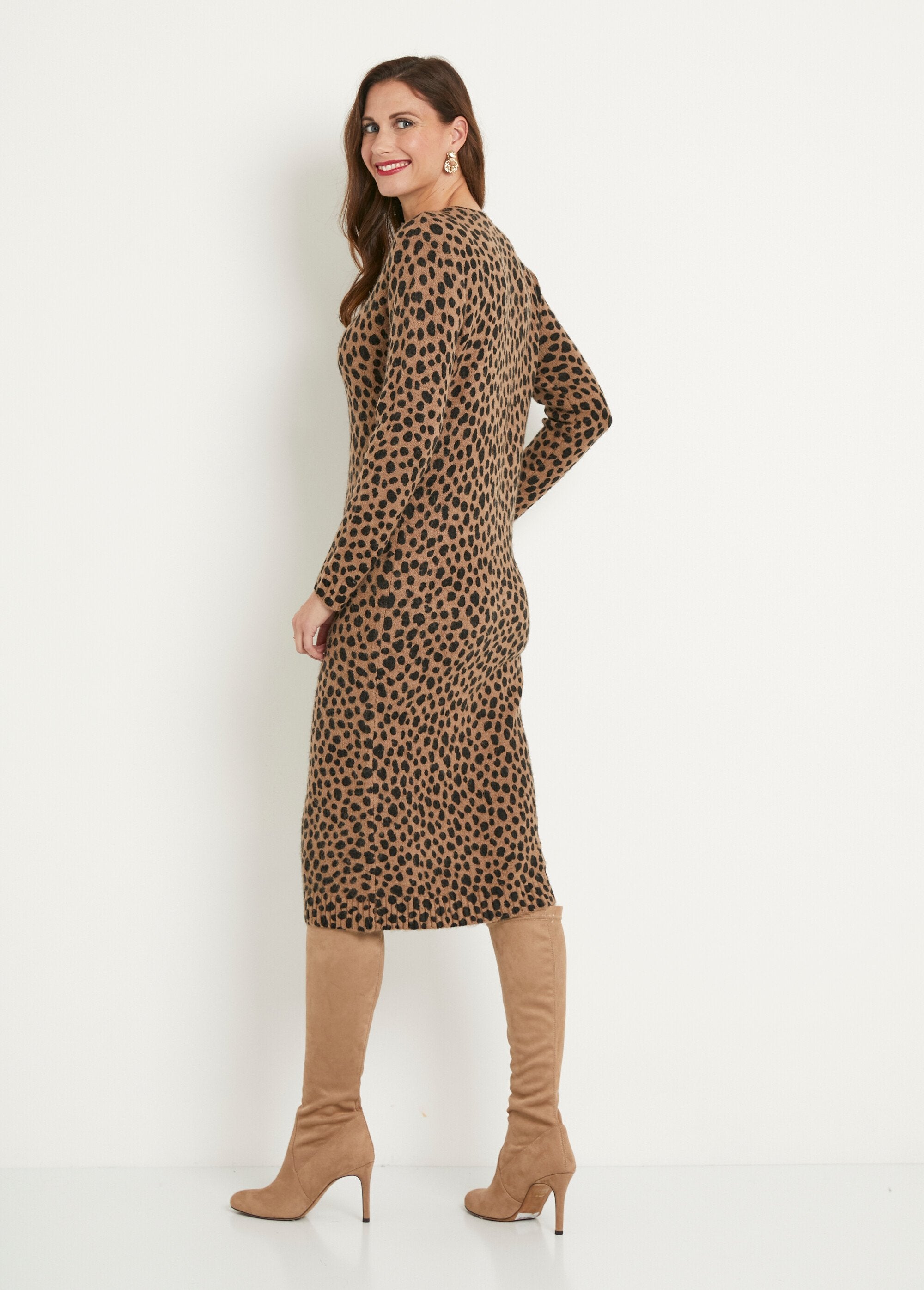 Vestido_corto_con_estampado_de_leopardo_marrón_y_negro_DO1_slim