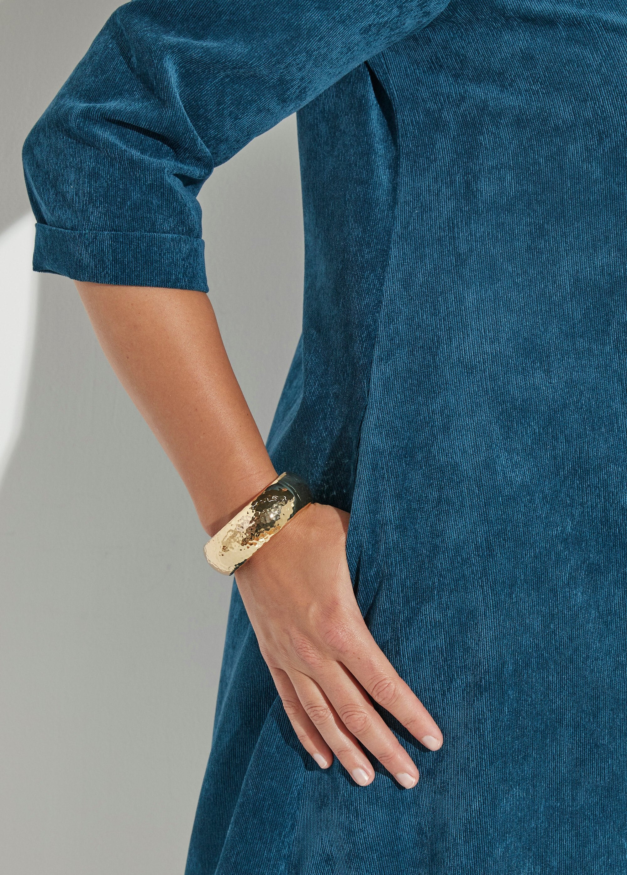 Vestido_trapecio_con_escote_en_pico_en_terciopelo_milleraies_Esmeralda_DE2_curvy