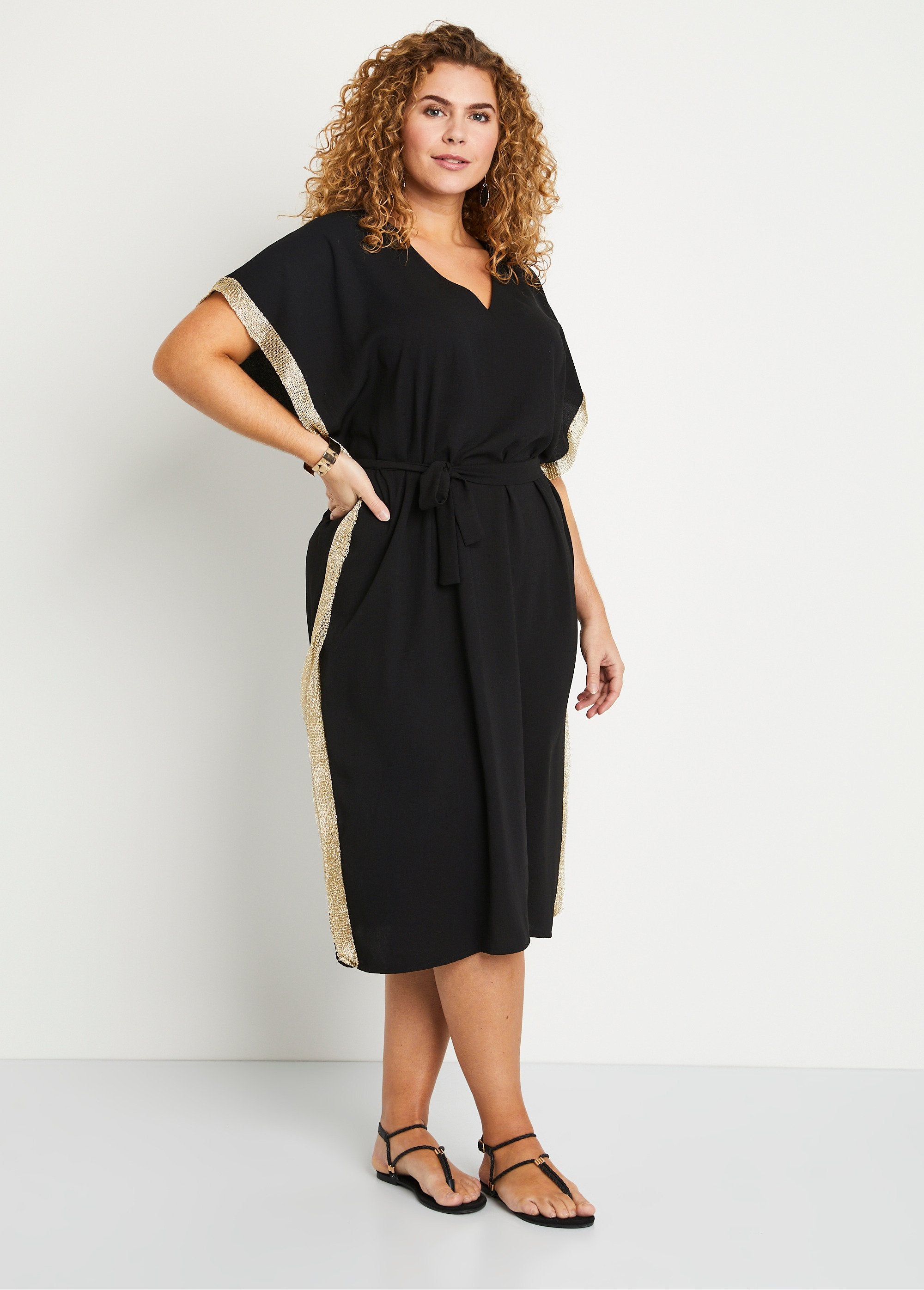 Vestido_midi_recto_con_escote_en_pico_y_ribetes_laterales_Negro_FA1_curvy