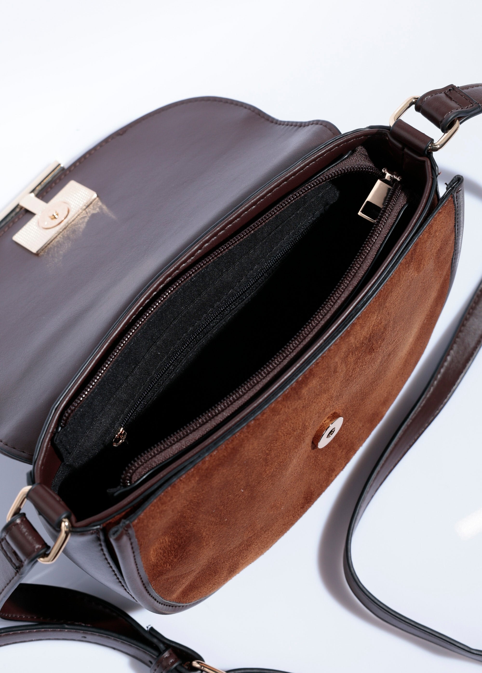 Elegante_bolso_de_ante_con_forma_de_media_luna_camello_DE1_slim