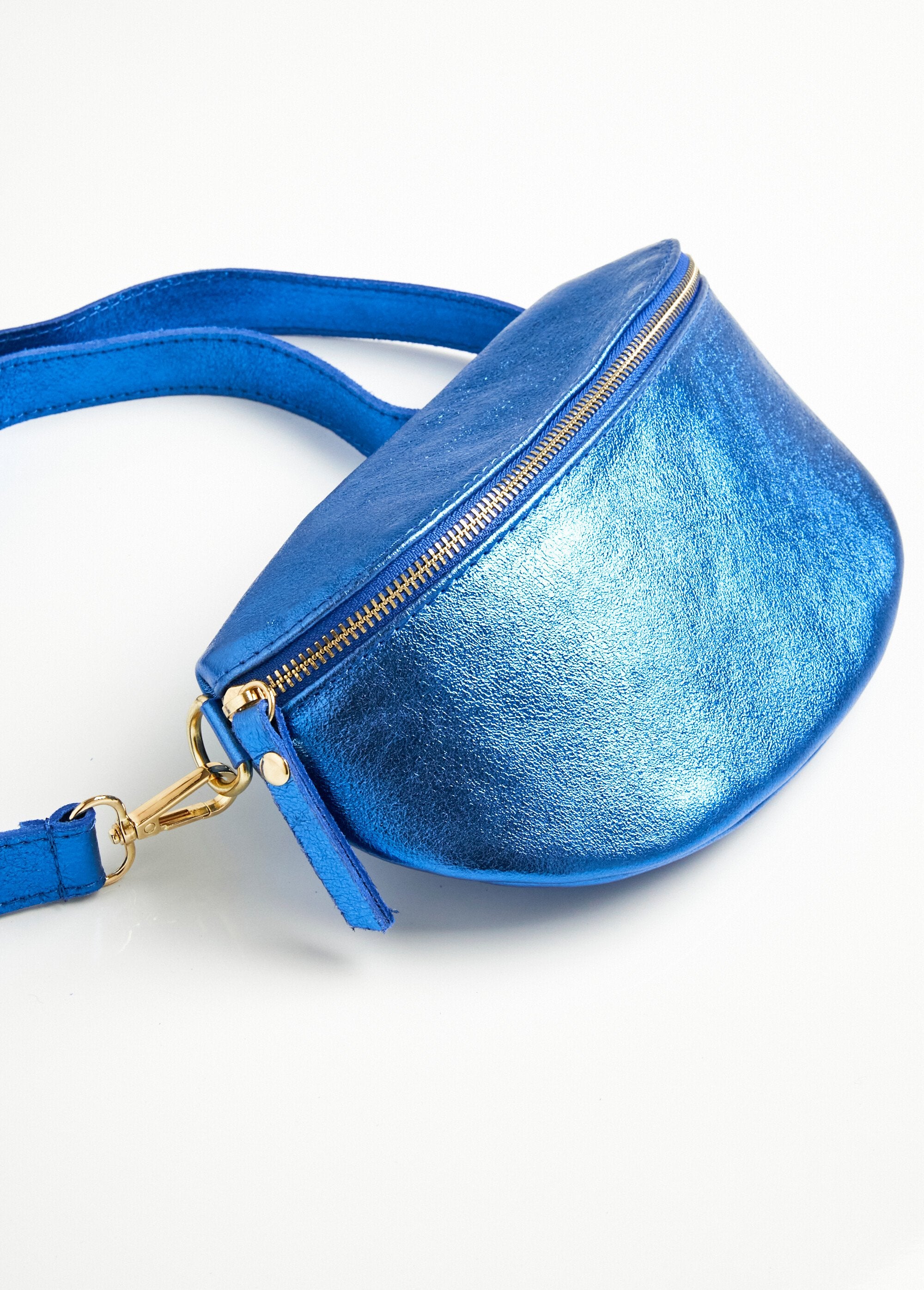 Bandolera_mediana_de_piel_azul_iridiscente_DE1_slim