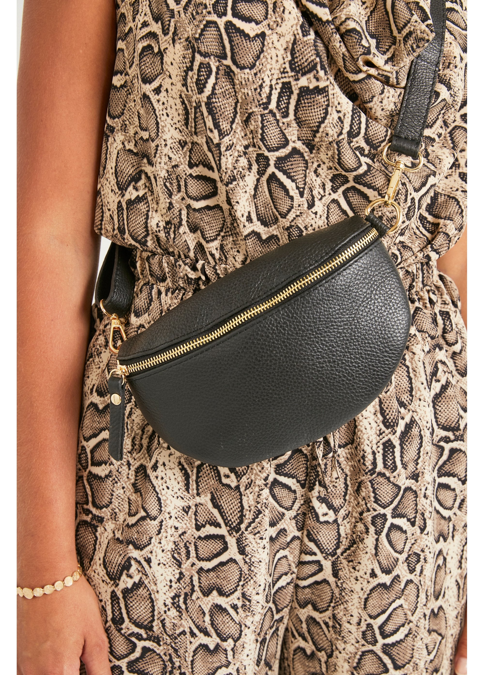 Riñonera_de_piel_granulada_para_mujer_Negro_FA2_slim