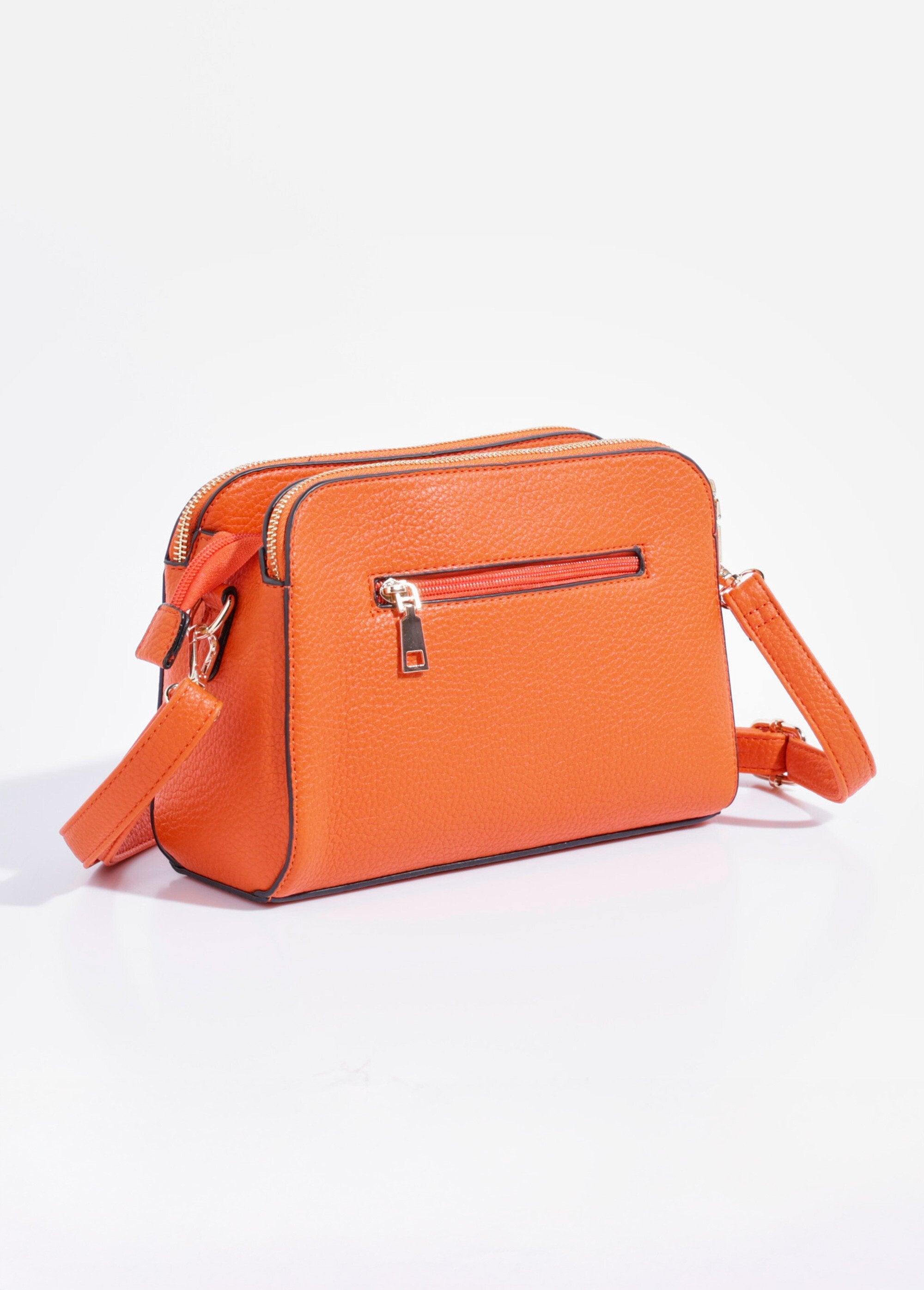 Bolso_compacto_multibolsillos_con_detalle_metálico_naranja_DO1_slim