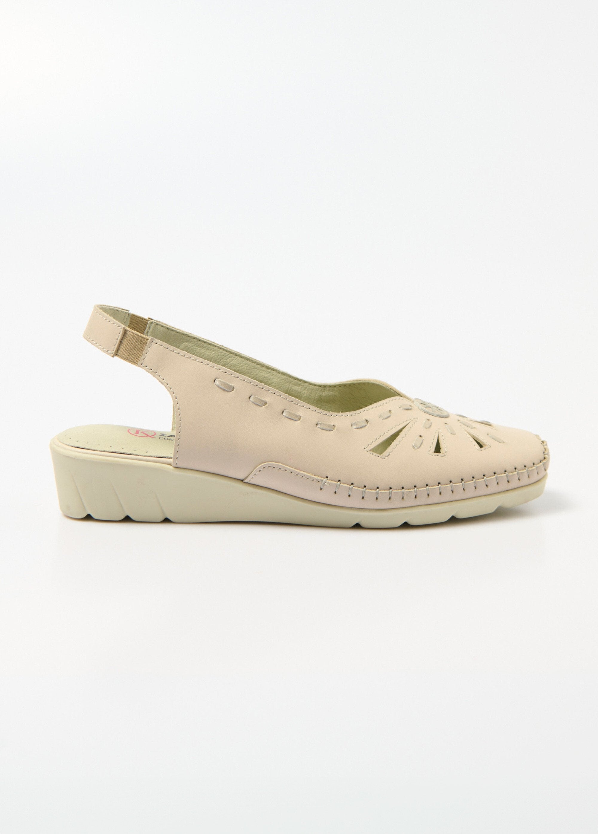 Sandalias_de_piel_con_puntera_cerrada_y_ancho_confort_Beige_DR1_slim