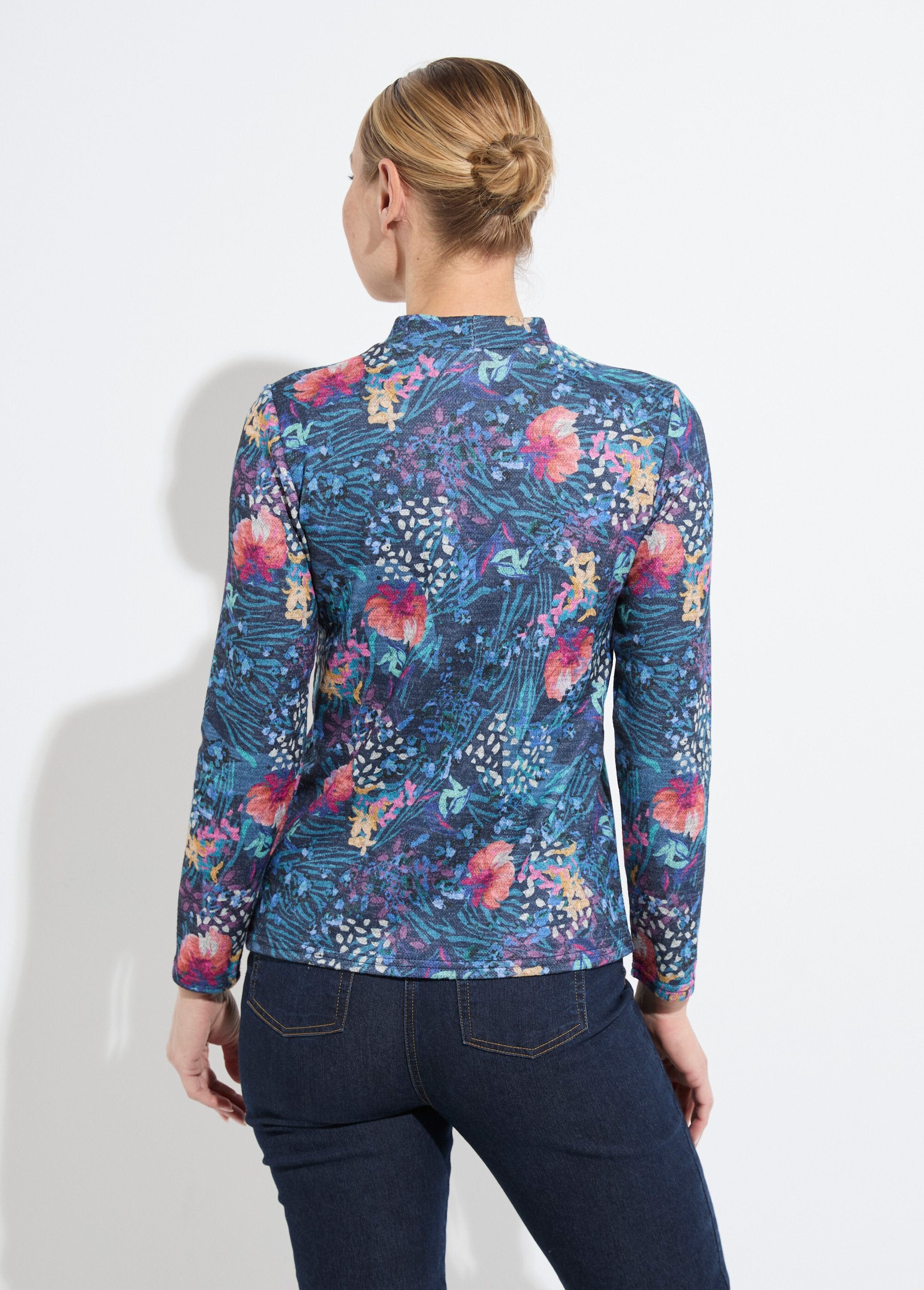 Camiseta_interior_corta_y_cálida_con_cuello_alto._Grosella_negra_y_azul_DO1_slim