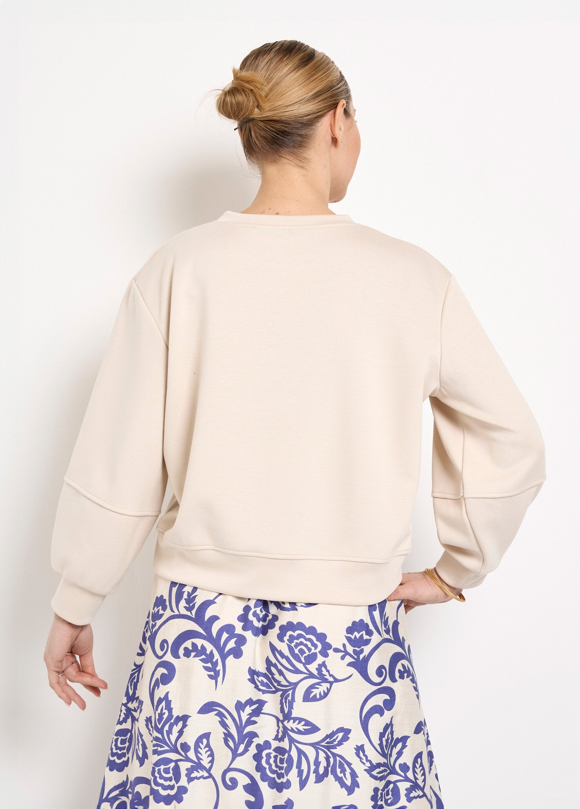 Sudadera_corta_de_cuello_redondo_de_punto_suave_Arena_DO1_slim