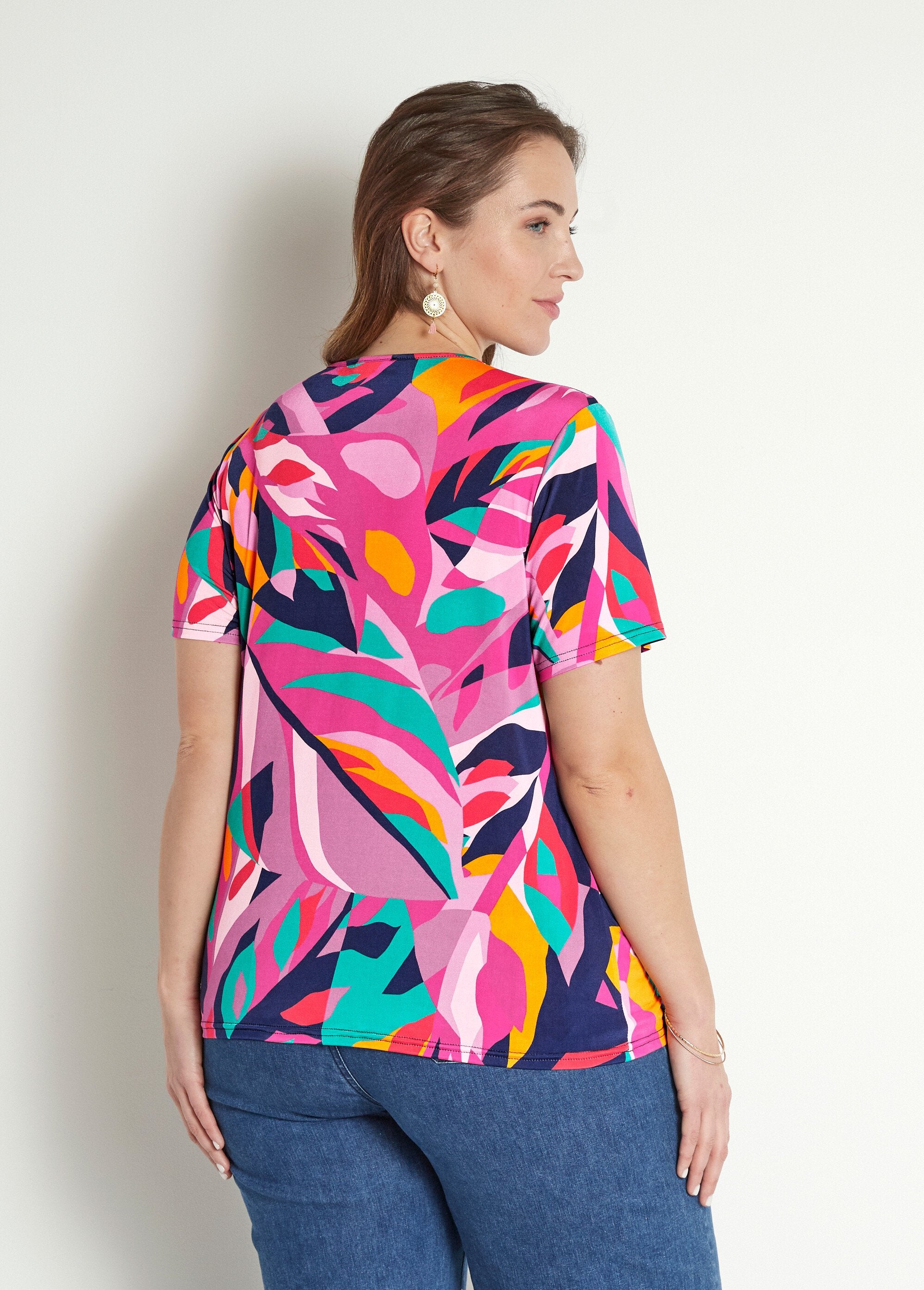 Camiseta_holgada_estampada_de_manga_corta_con_cuello_en_V_Multicolor_DO1_curvy