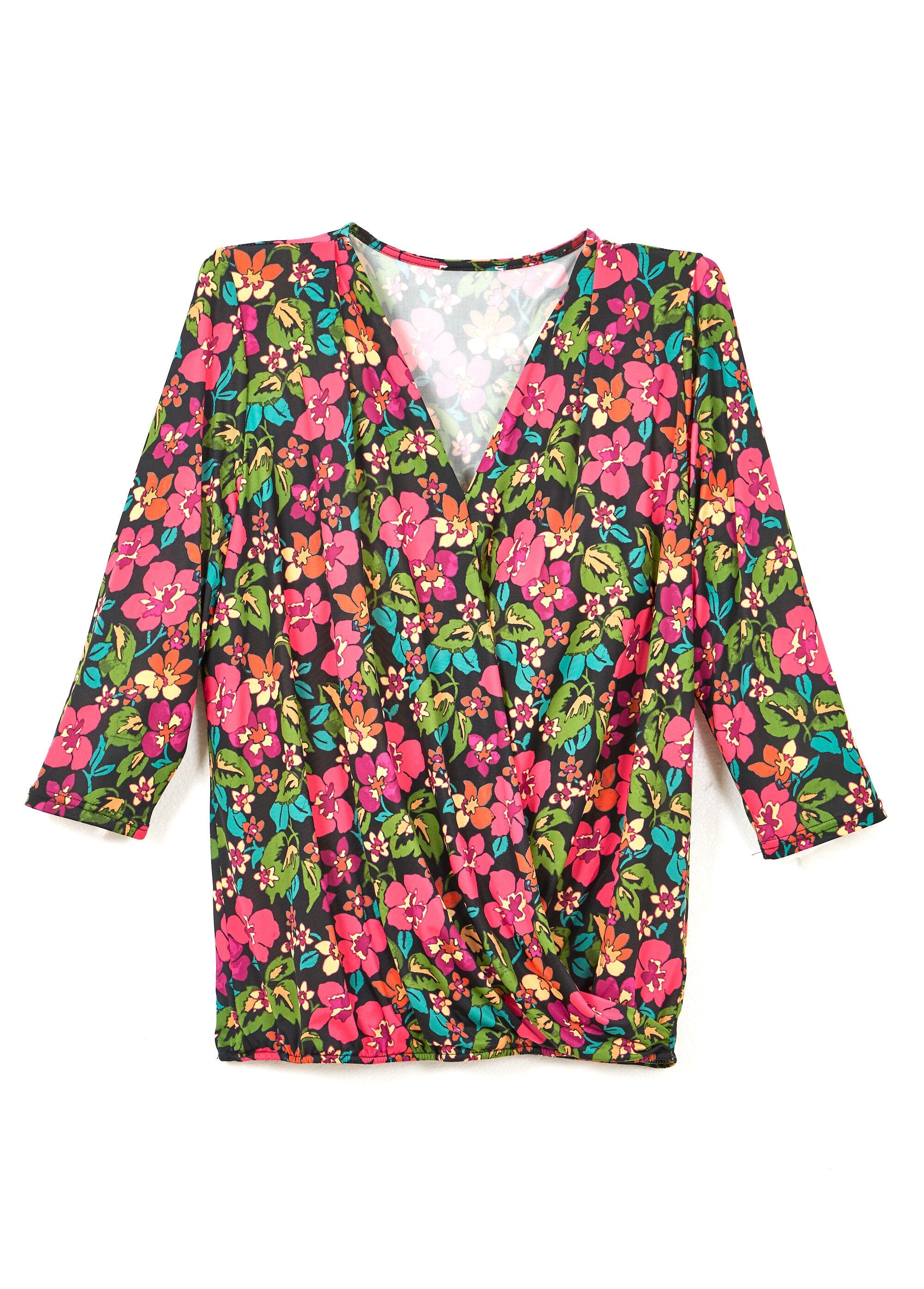 Camiseta_tipo_blusa_cruzada_con_estampado_floral_Negro_y_fucsia_AP1_slim