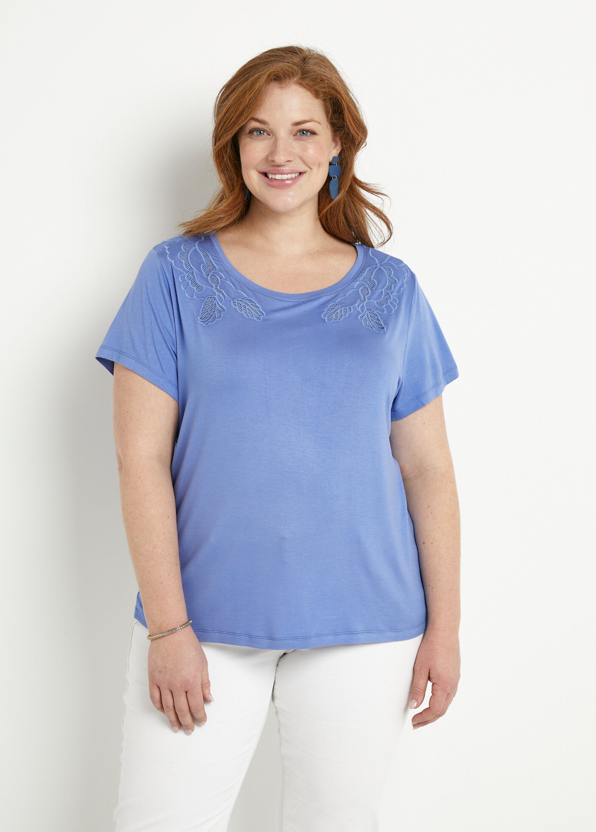 Camiseta_de_algodón_calado_y_bordado_con_cuello_redondo_Lavanda_FA1_curvy