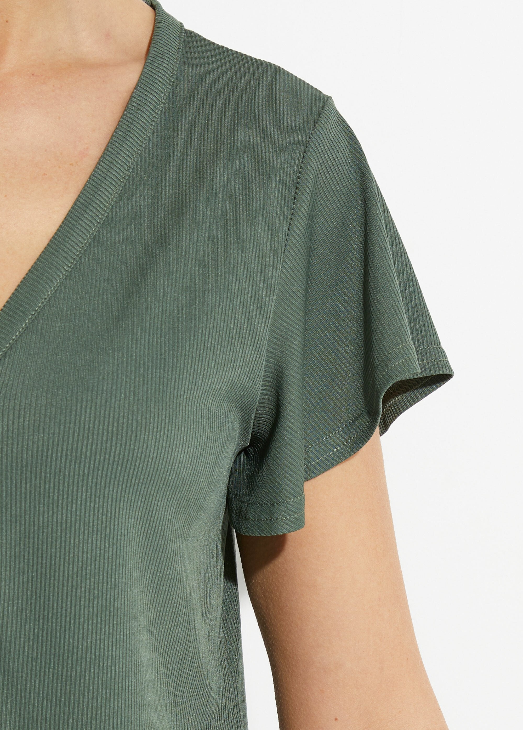 Camiseta_de_cuello_en_V_de_punto_acanalado,_Essential_Caqui_DE2_slim