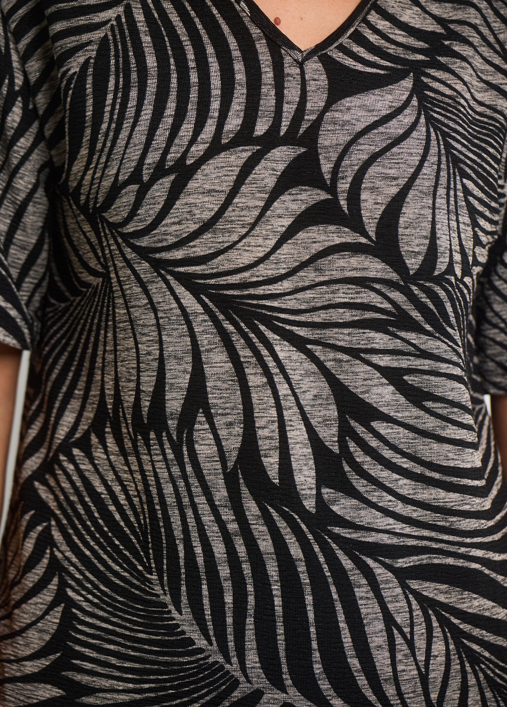 Camiseta_con_cuello_en_V_y_estampado_animal_gris_y_negro_DE1_slim