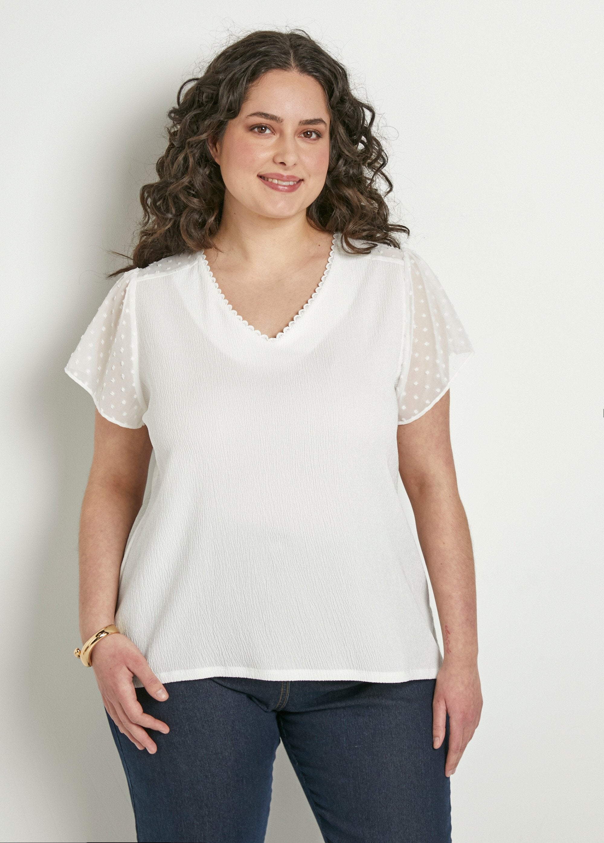 Camiseta_de_raso_de_manga_corta_con_cuello_en_V_Blanco,_Blanca_FA1_curvy