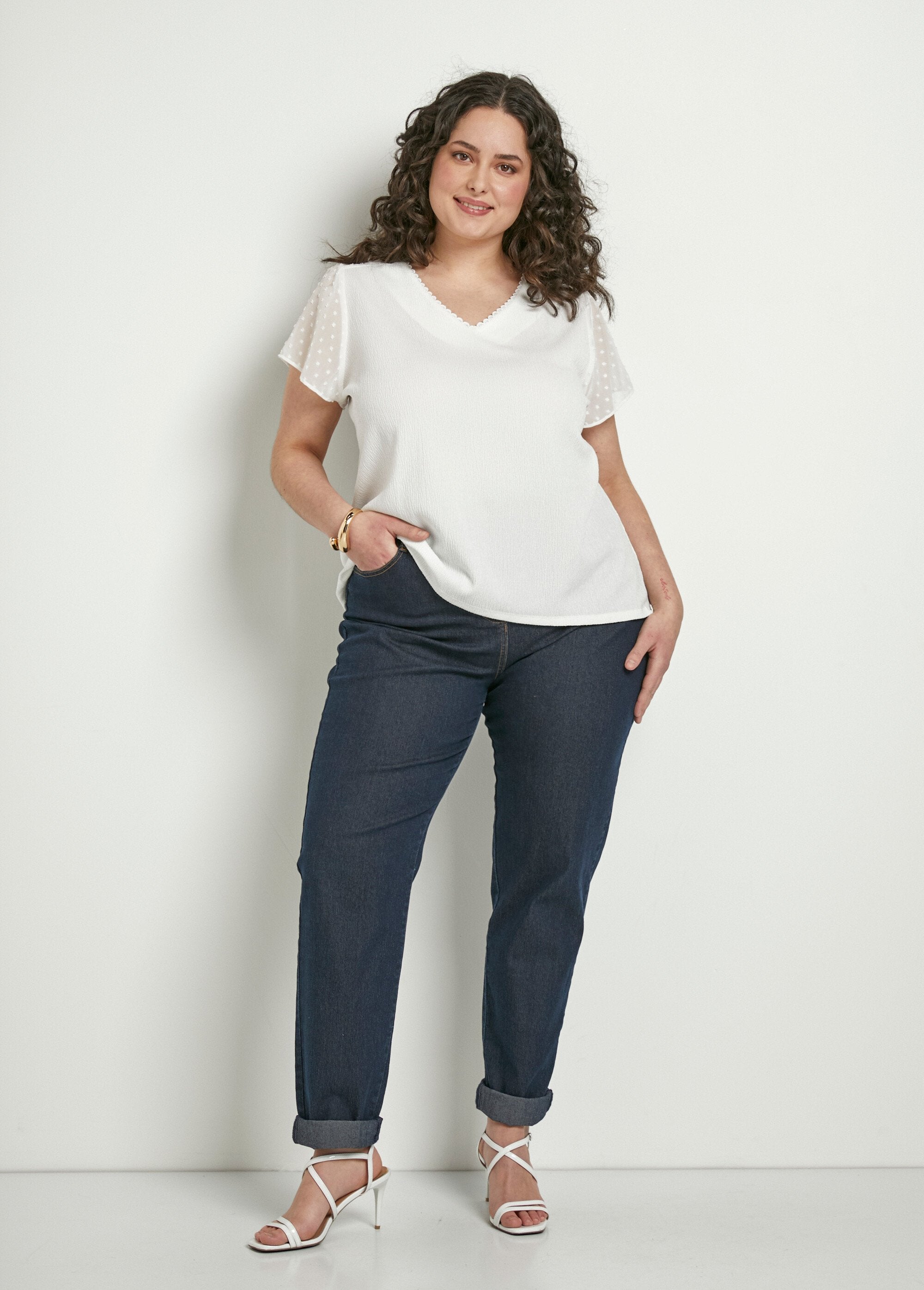 Camiseta_de_raso_de_manga_corta_con_cuello_en_V_Blanco,_Blanca_SF1_curvy