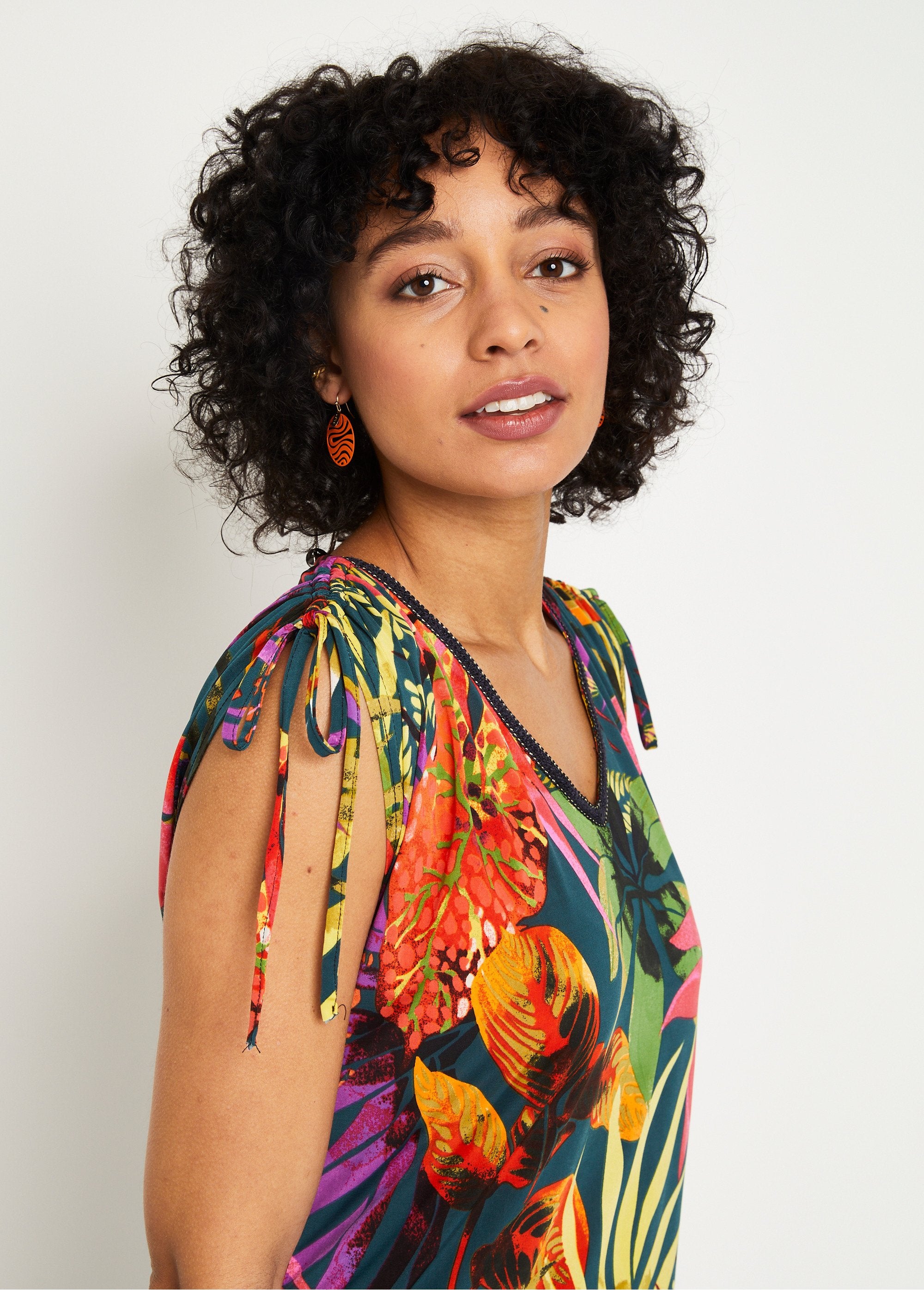 Camiseta_con_motivo_exótico_y_hombros_anudados_Multicolor_DE1_slim