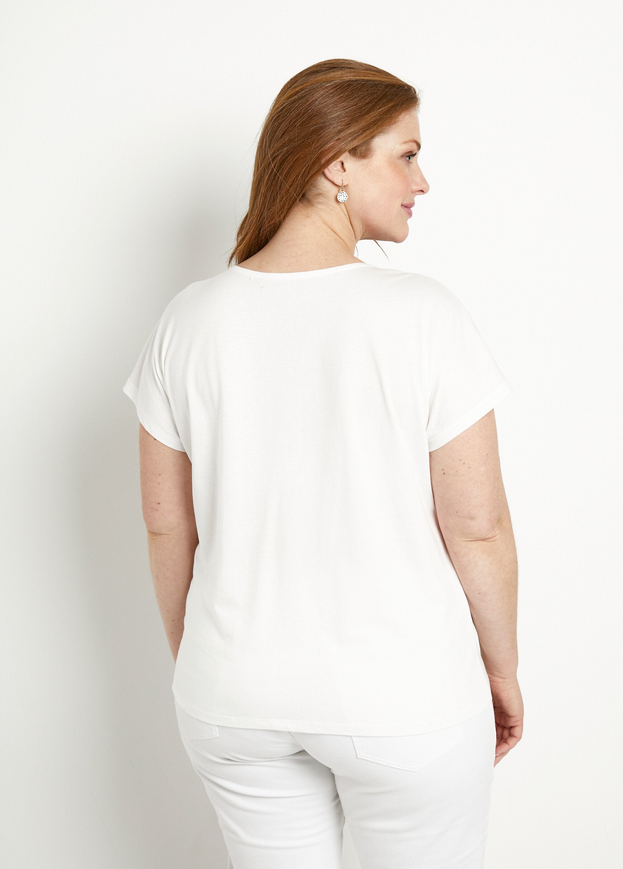 Camiseta_corta_blanca_con_estampado_de_lentejuelas,_cuello_redondo._Fondo_blanco_DO1_curvy