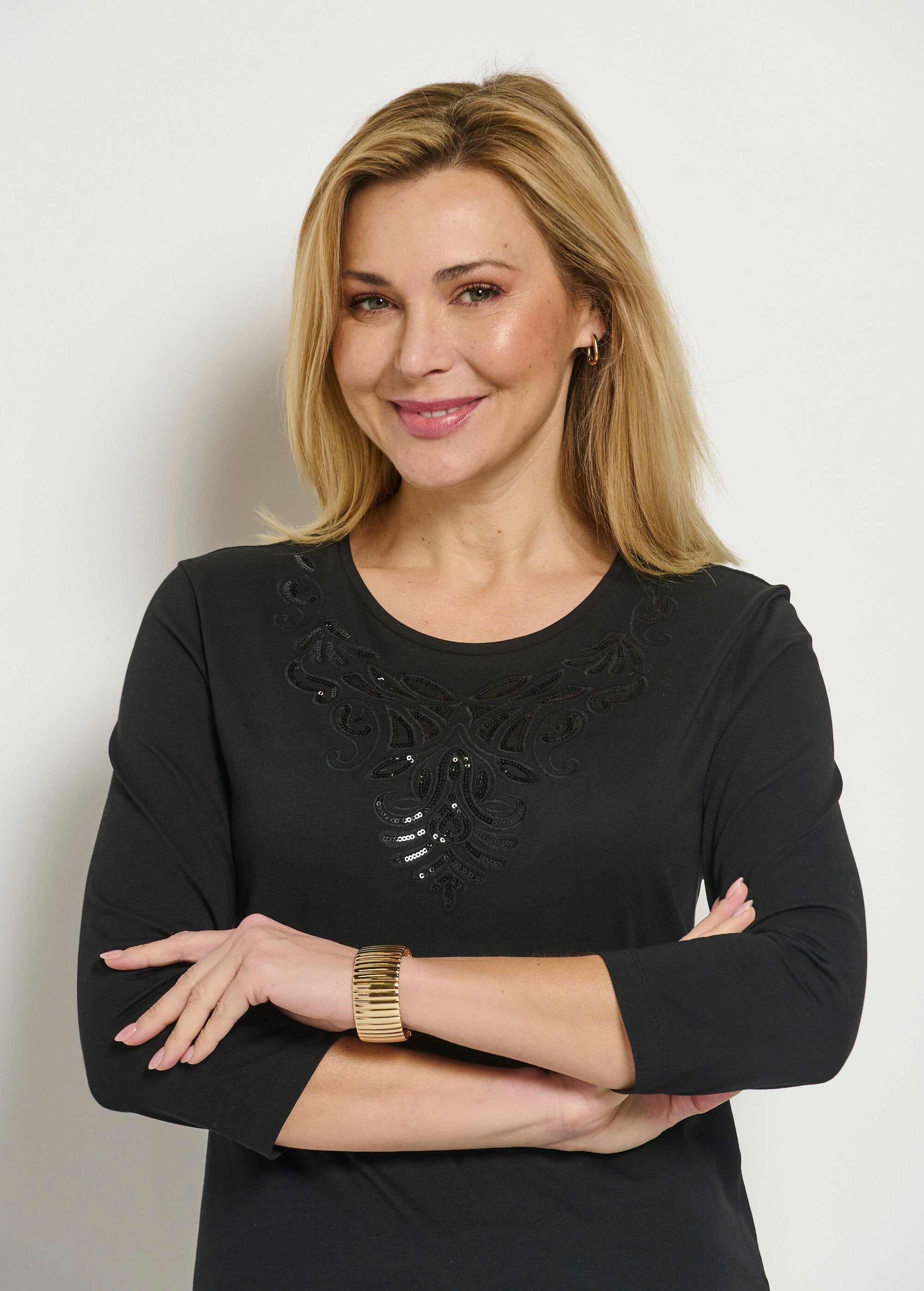 Camiseta_corta_bordada_manga_3/4_Negro_DE1_slim