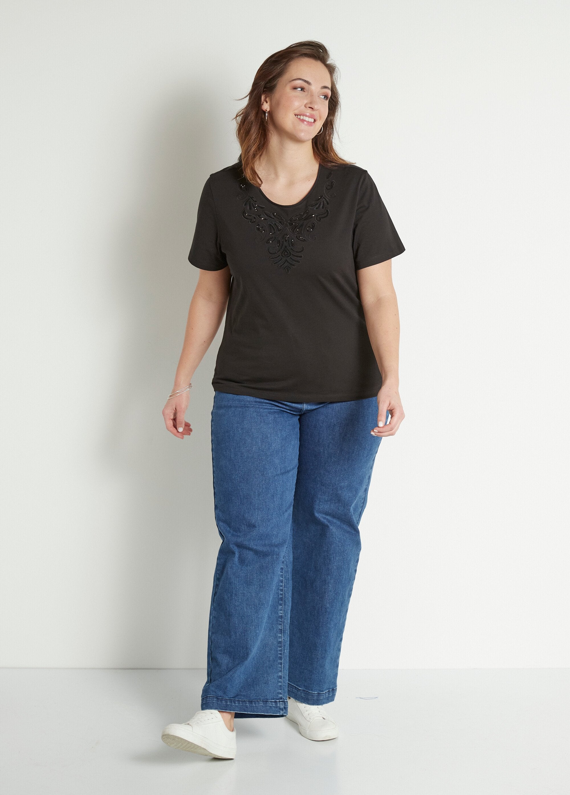 Camiseta_cropped_bordada_de_manga_corta_Negro_SF1_curvy