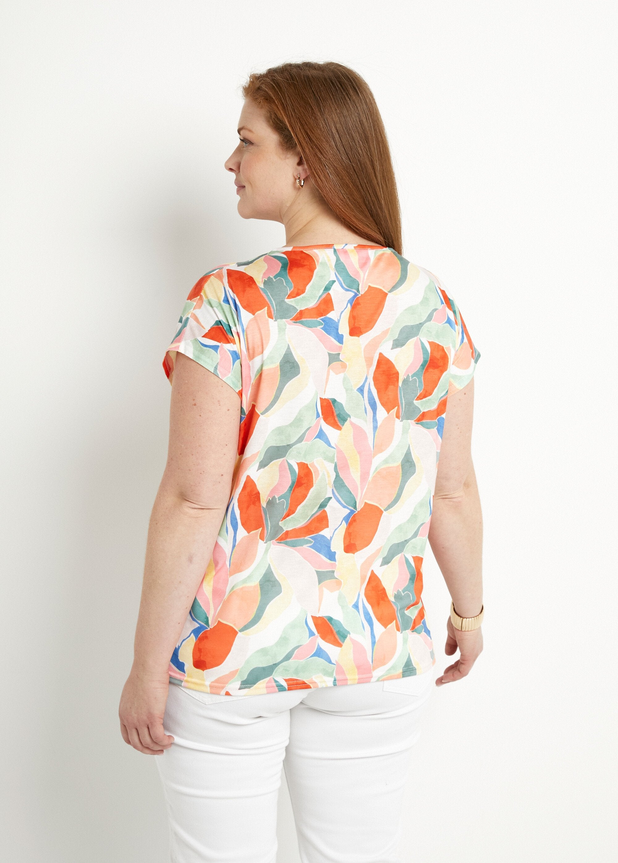 Camiseta_corta_con_cuello_en_V_y_estampado_brillante_Amarillo_y_verde_DO1_curvy