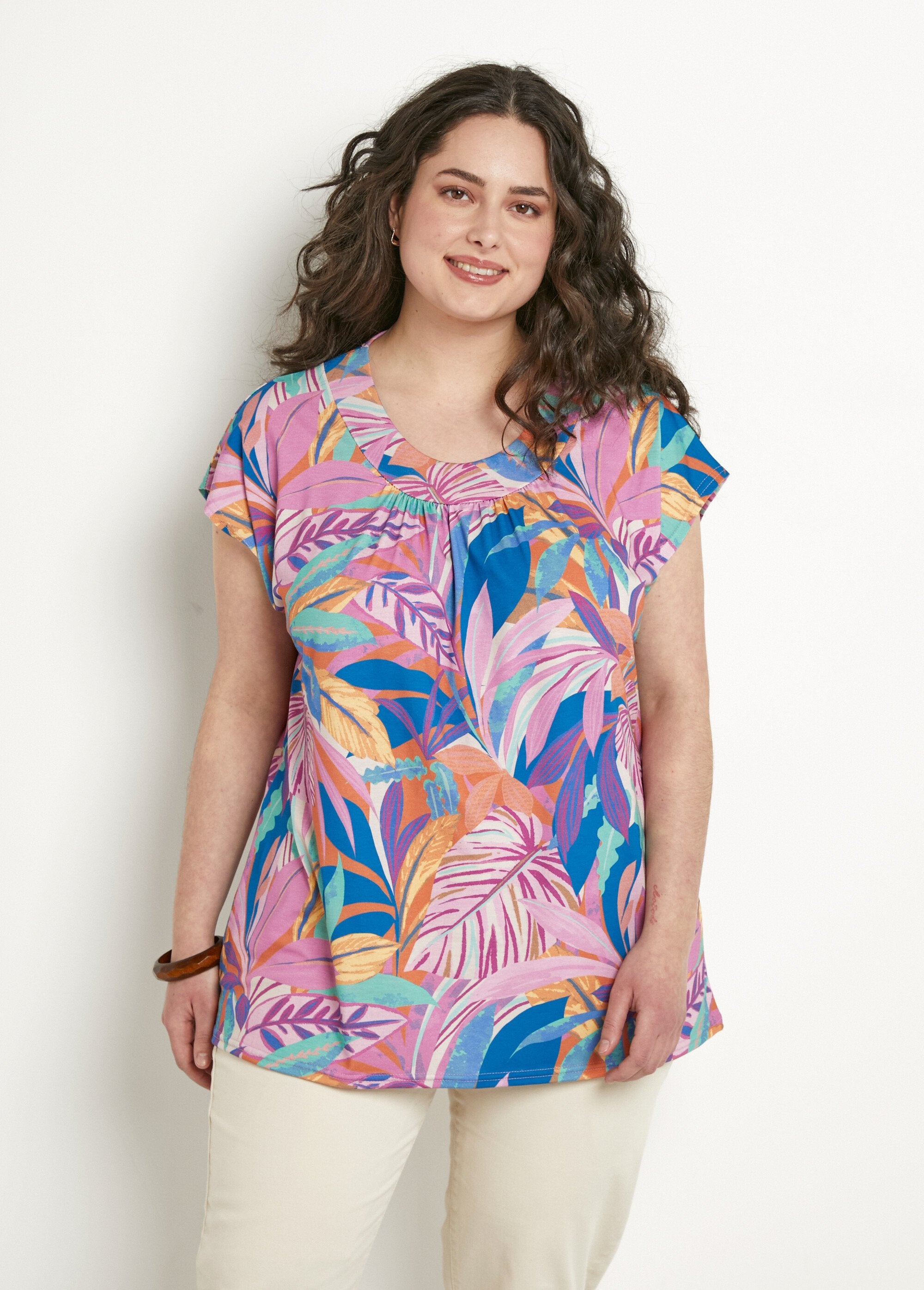Camiseta_larga_holgada_de_manga_corta_con_estampado_rosa_y_azul_FA1_curvy