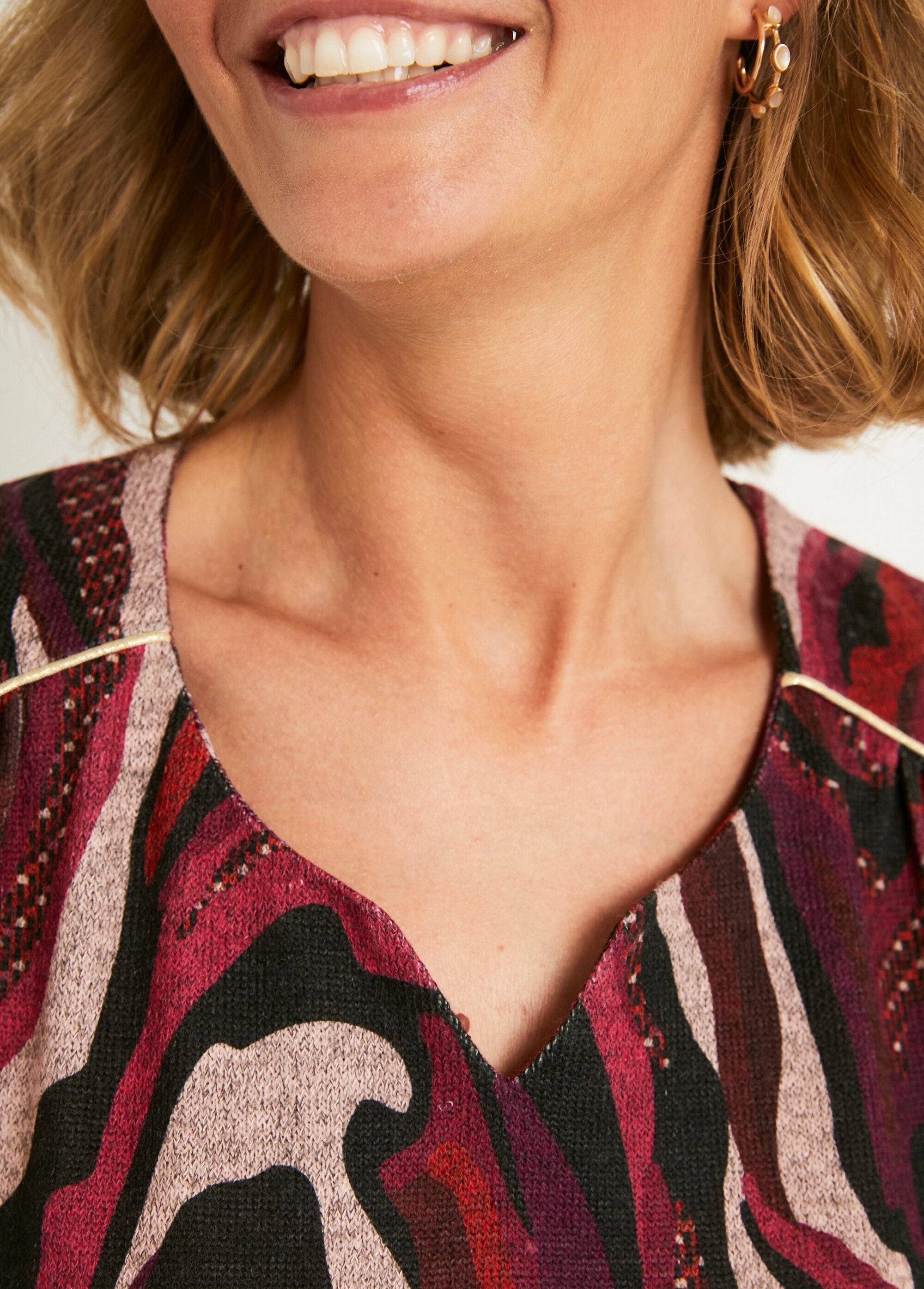 Camiseta_larga_acampanada_con_cuello_redondo_y_estampado_gráfico_Estampado_de_grosella_negra_DE3_slim