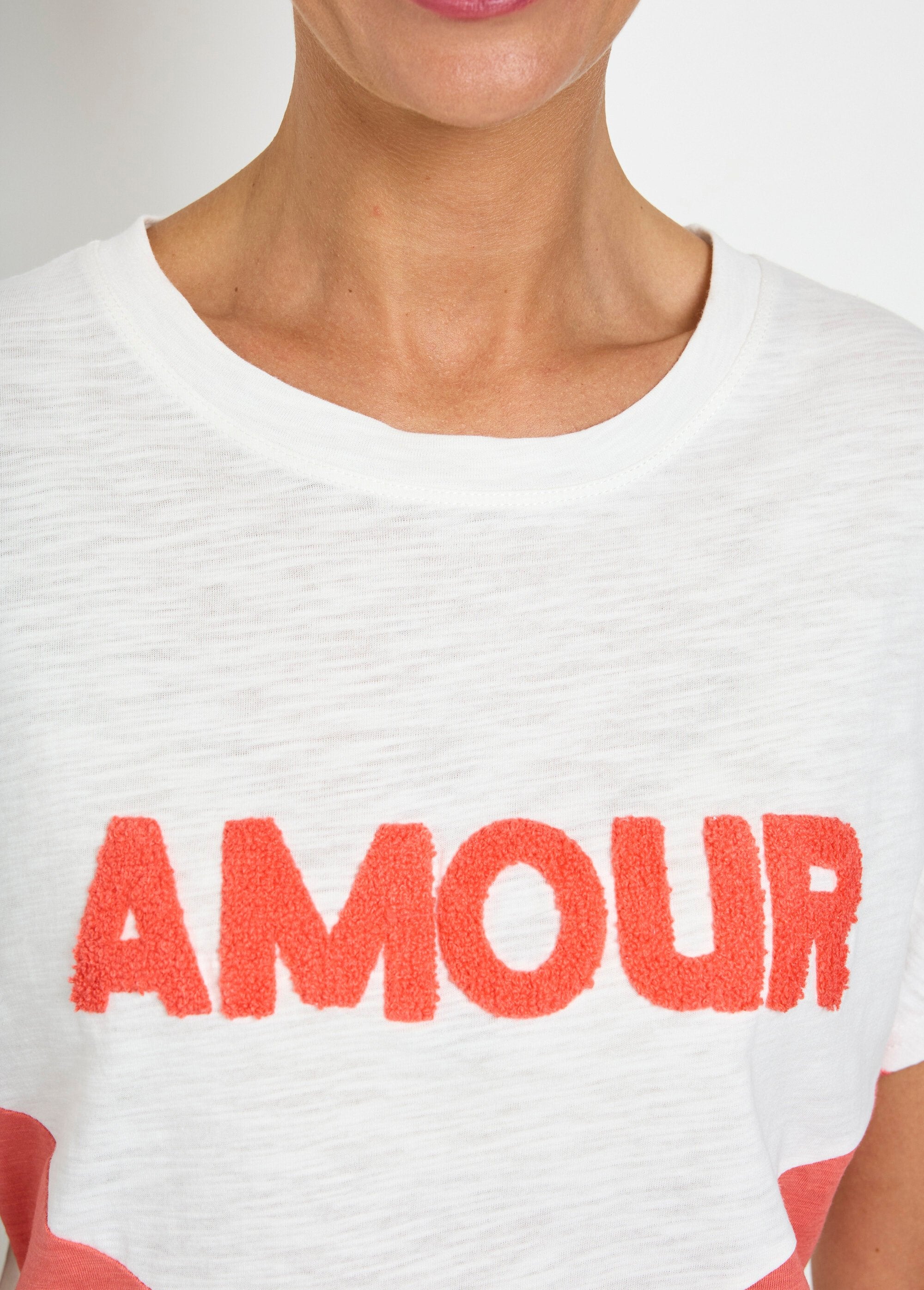 Camiseta_bicolor_de_punto_flameado_con_mensaje_corales_y_blancos_DE1_slim